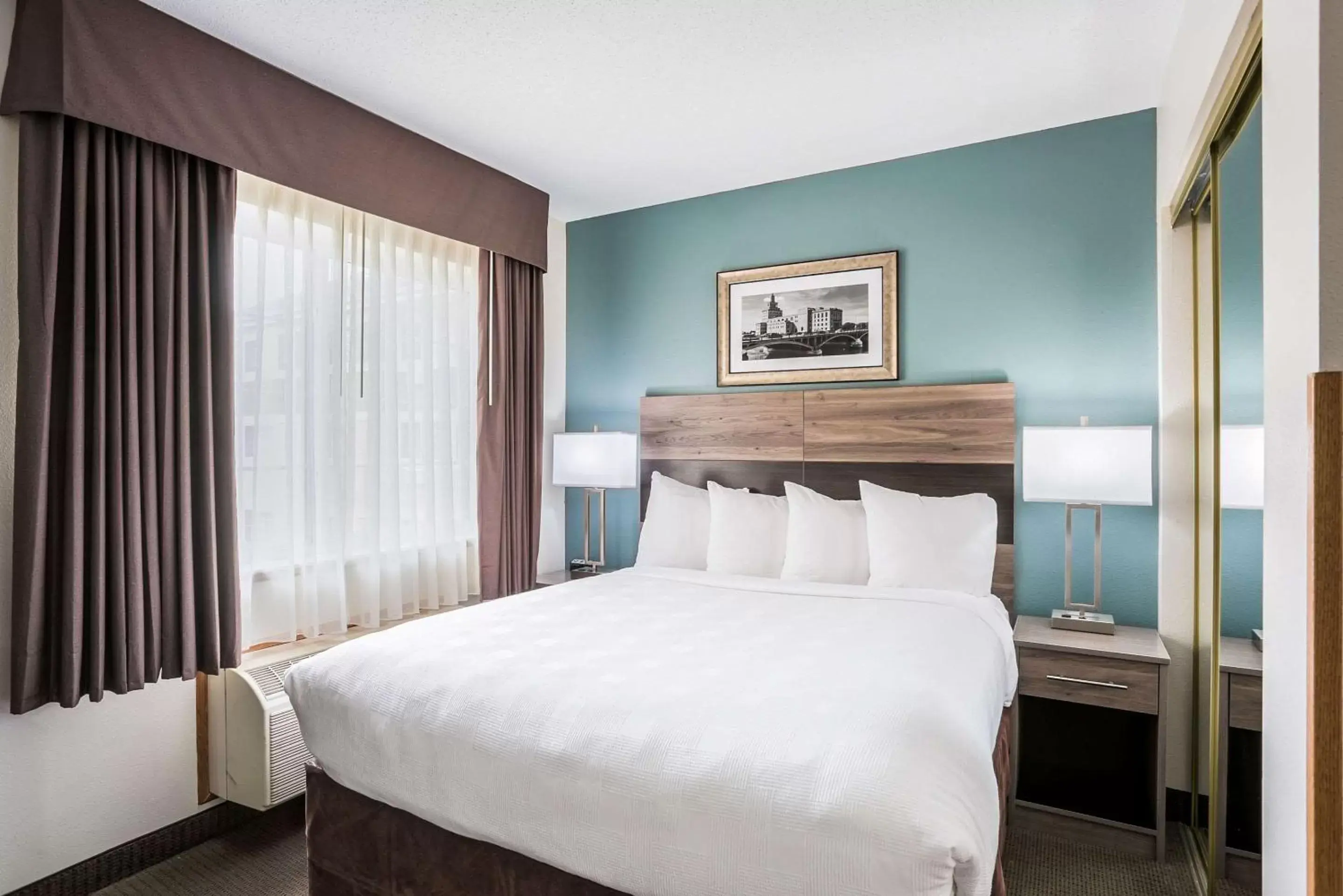 Bed in MainStay Suites Cedar Rapids North - Marion