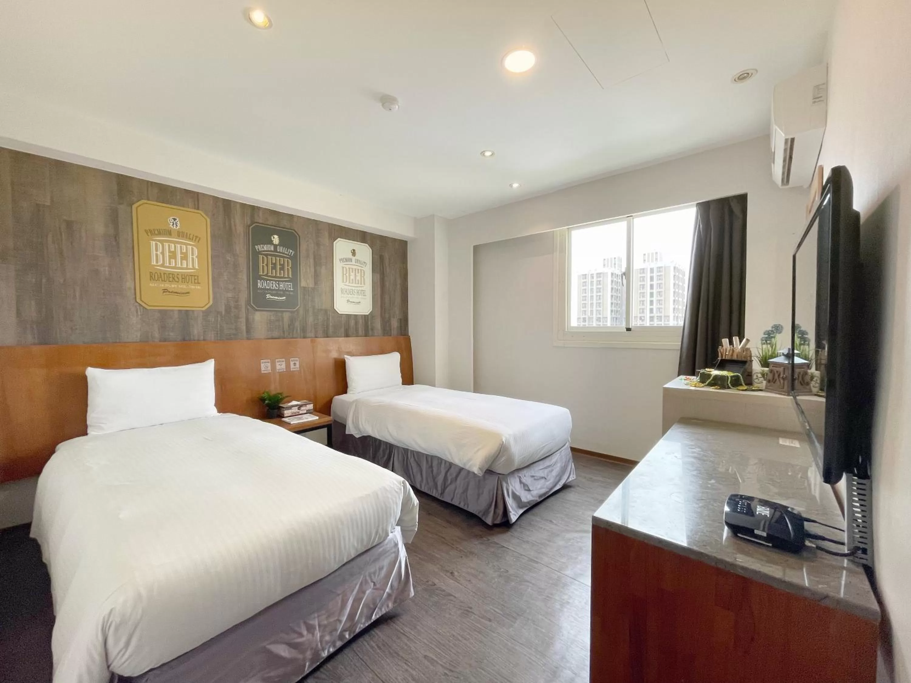 Photo of the whole room, Bed in Roaders Hotel Hualien Dongda