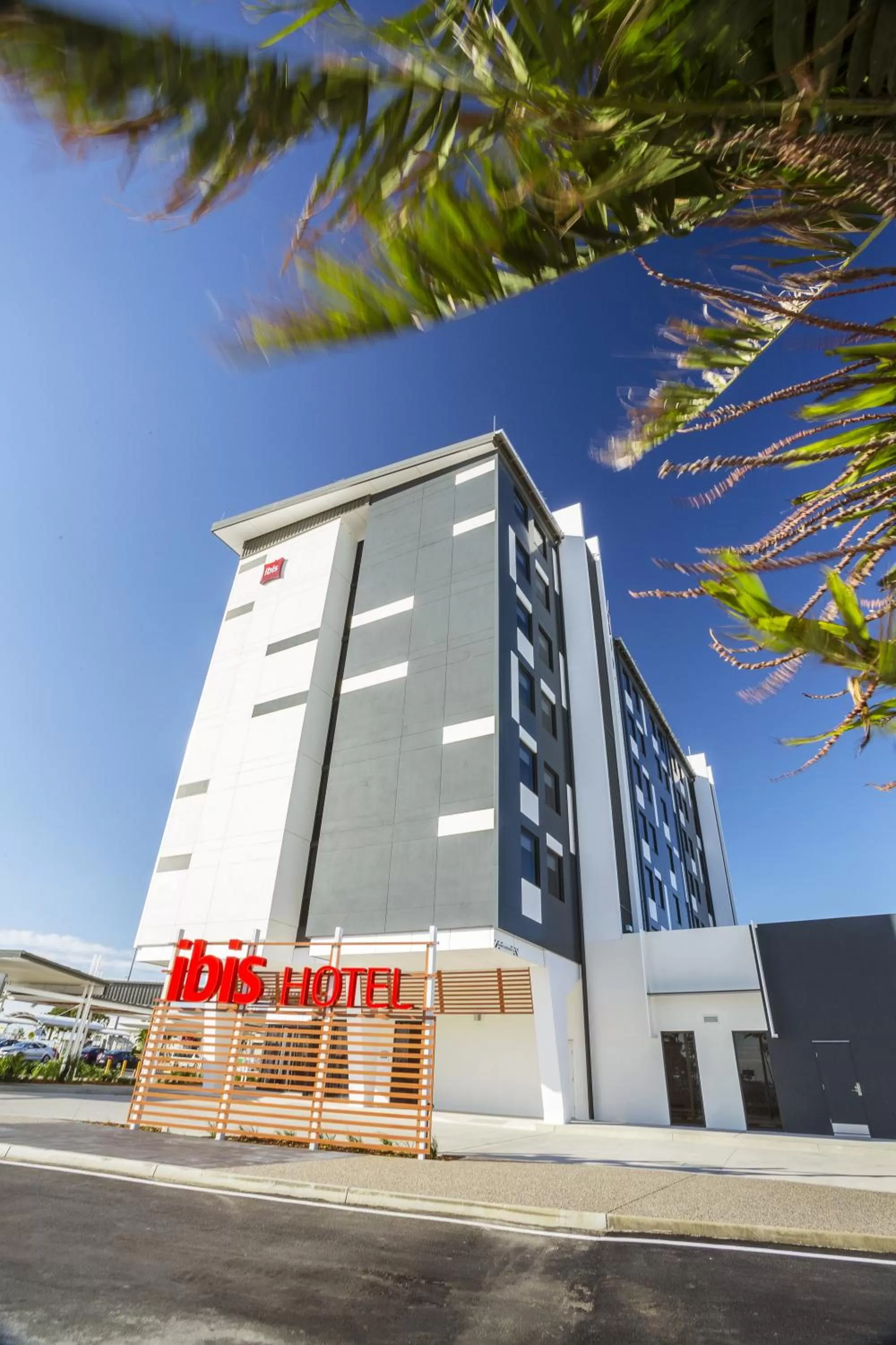 Facade/entrance in Ibis Mackay