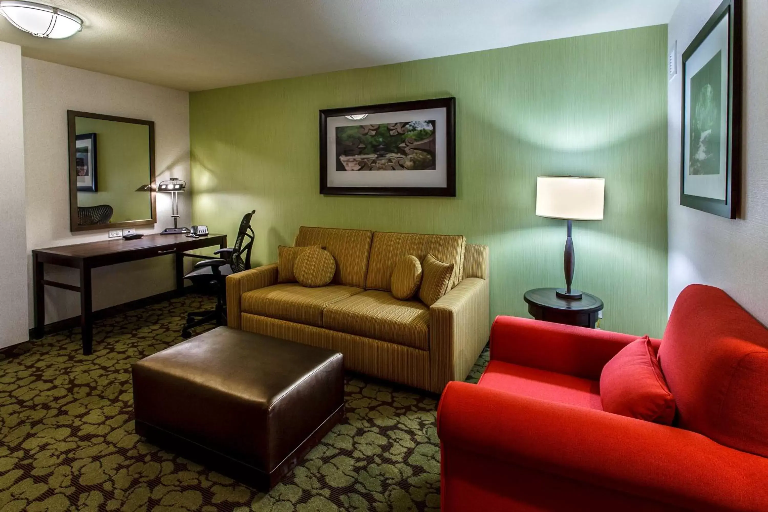 Bed, Seating Area in Hilton Garden Inn New York/Staten Island