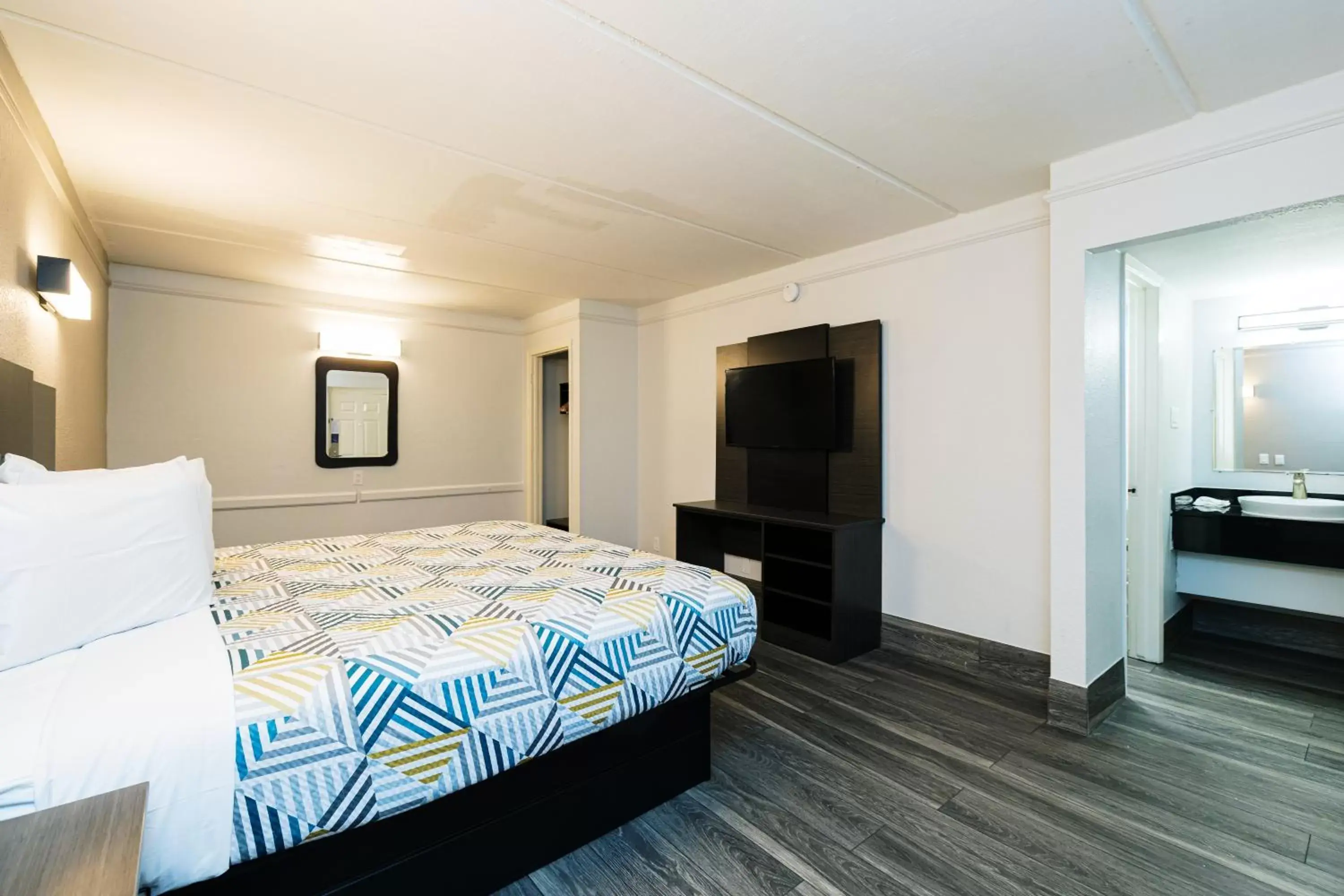 Deluxe King Room - Smoking in Studio 6 Baytown, Tx - Garth Road Deluxe King Room - Smoking in Studio 6 Baytown, Tx - Garth Road