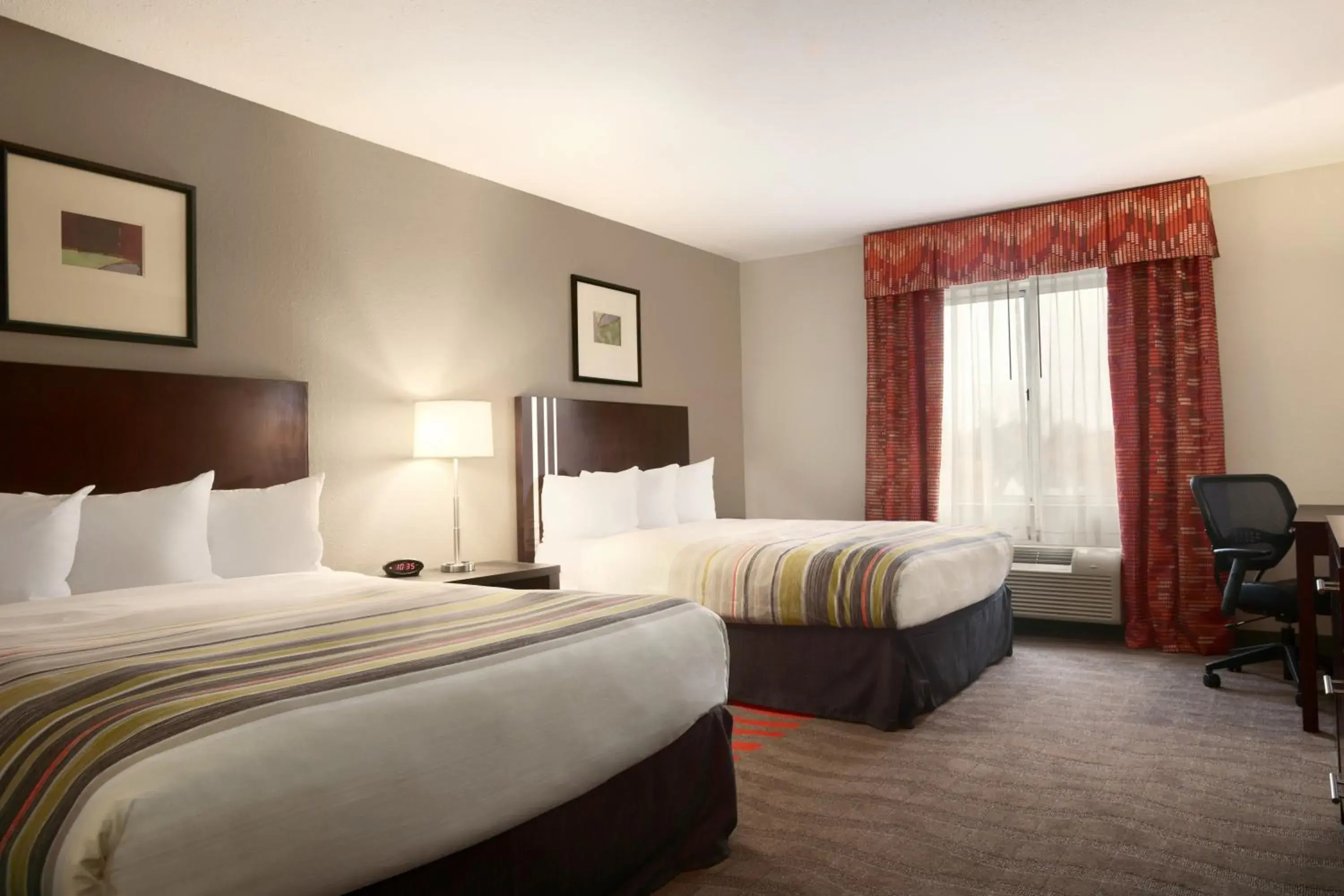 Day, Bed in Country Inn & Suites by Radisson, Dearborn, MI