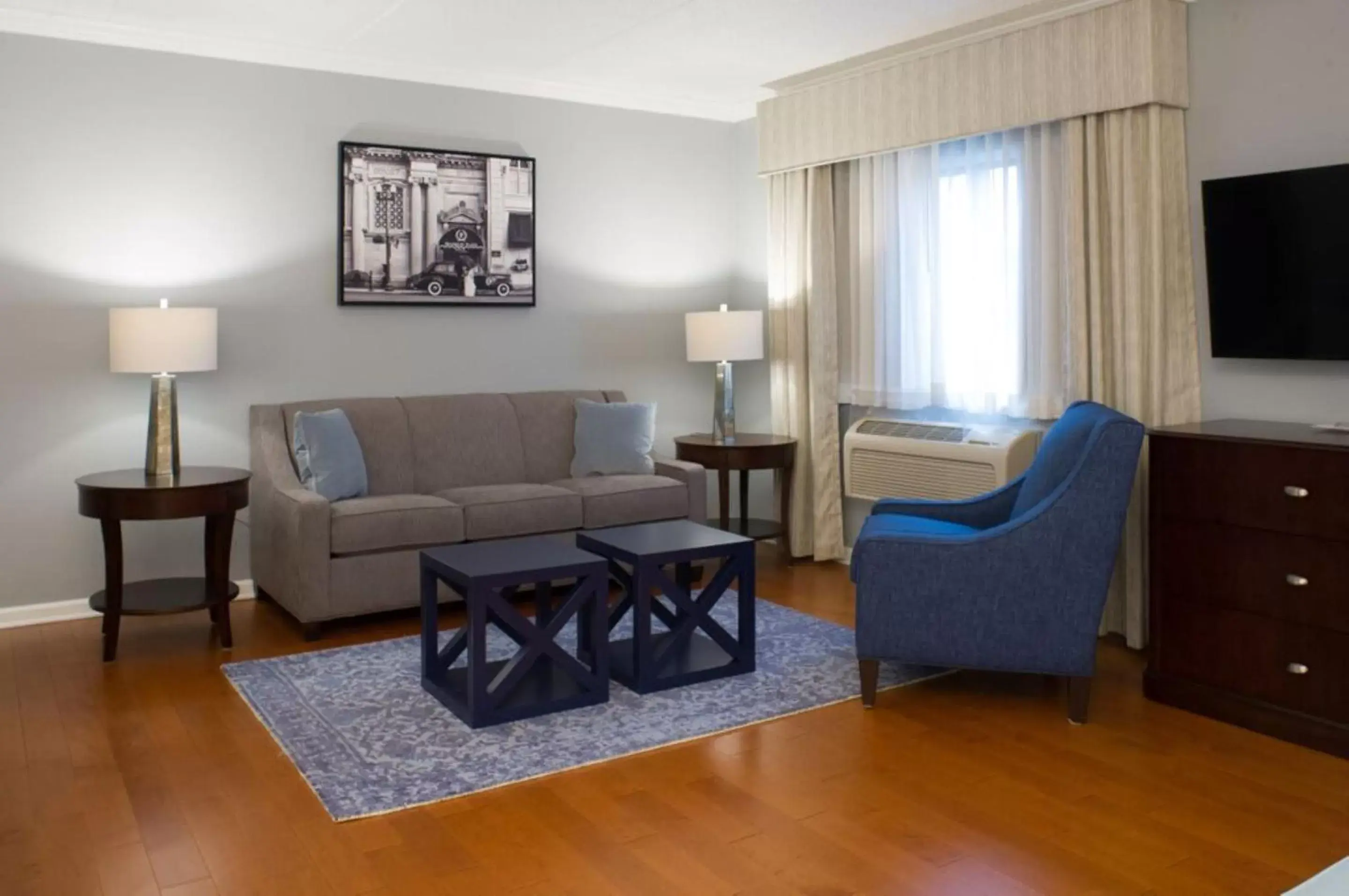 Living room, Seating Area in Best Western PLUS Franklin Square Inn