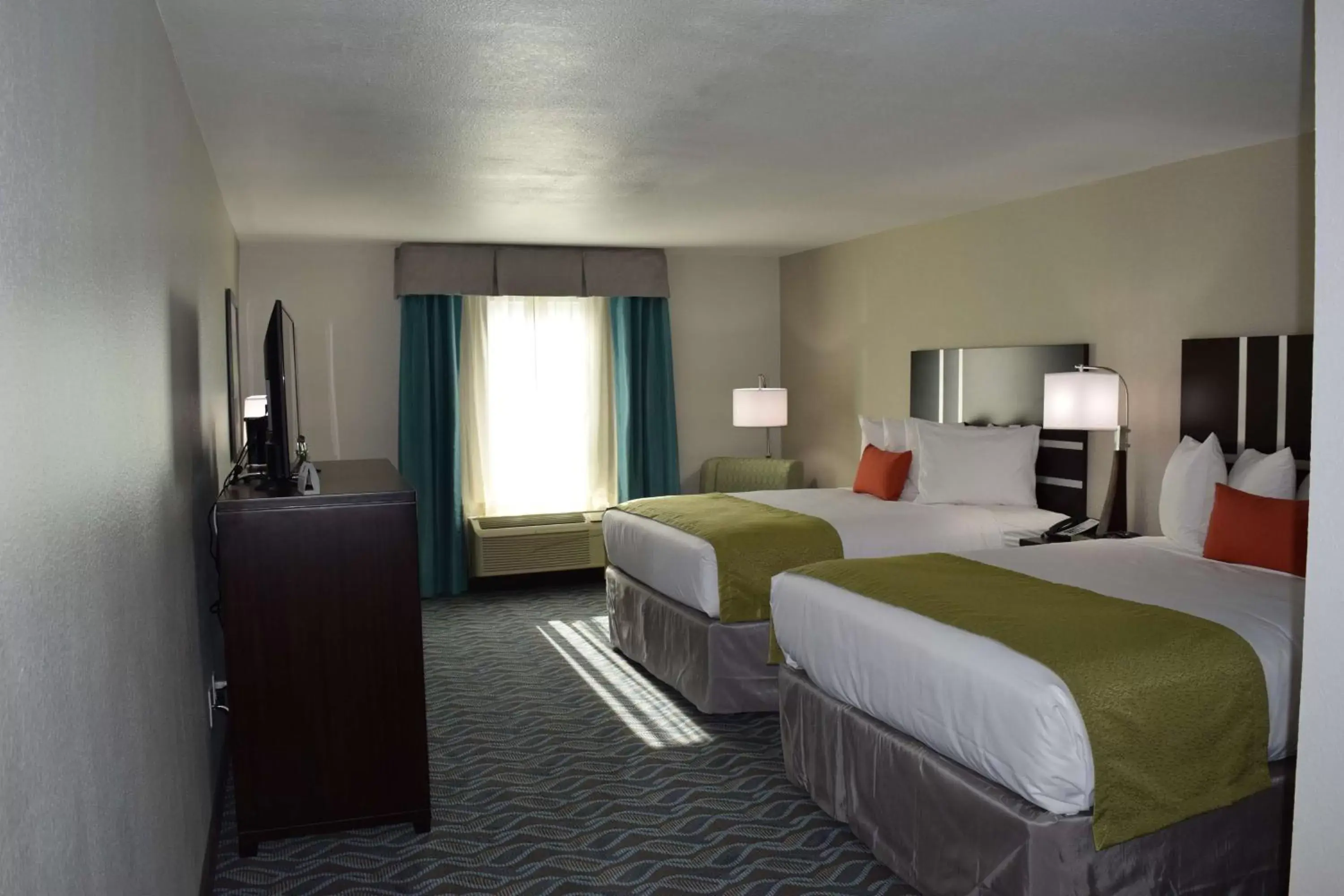 Photo of the whole room, Bed in Best Western Plus Hardeeville Inn & Suites