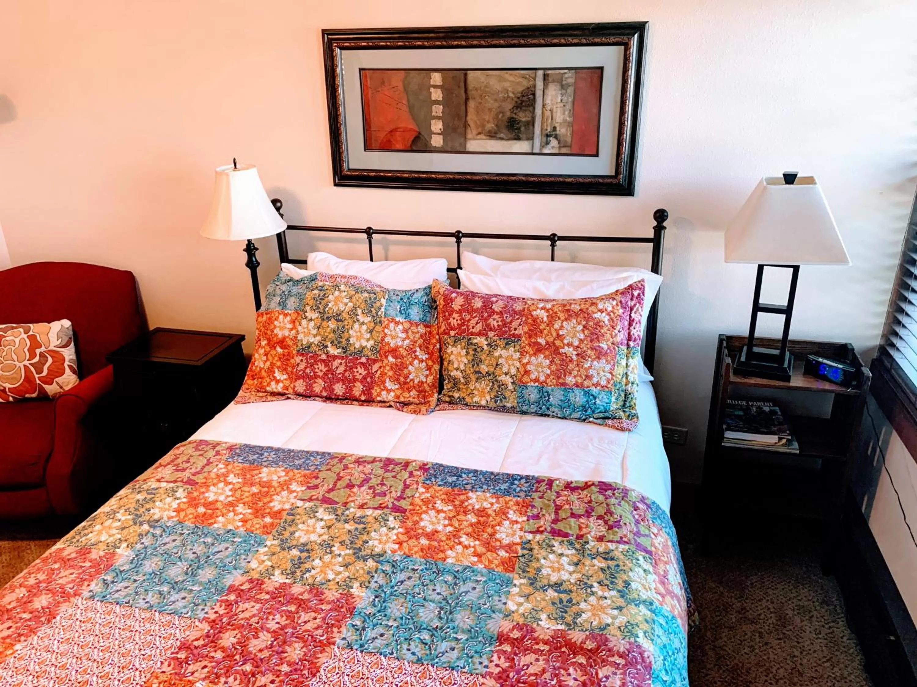 Bed in Iowa House Historic Inn