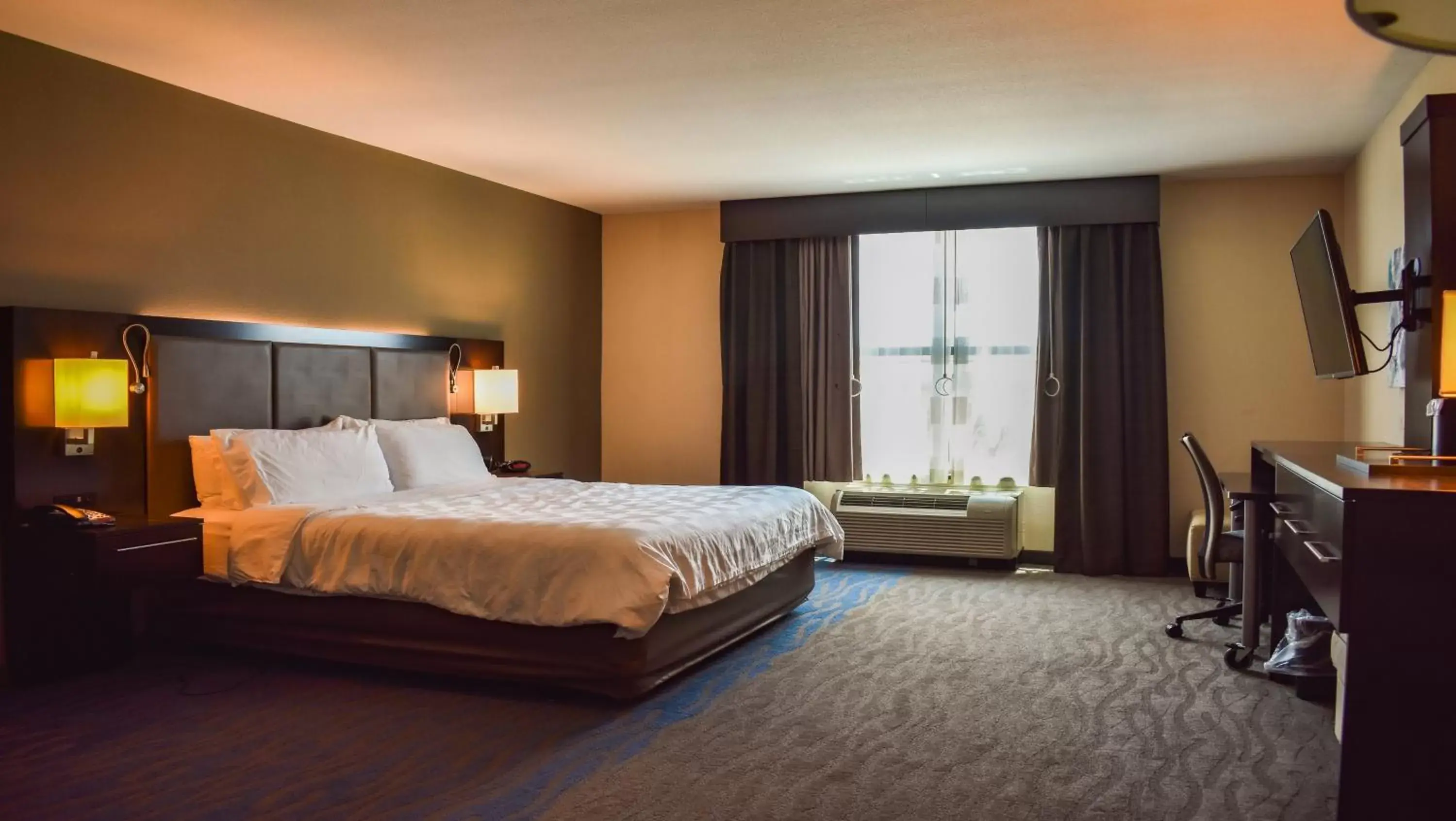 Photo of the whole room, Bed in Holiday Inn Owensboro Riverfront, an IHG Hotel