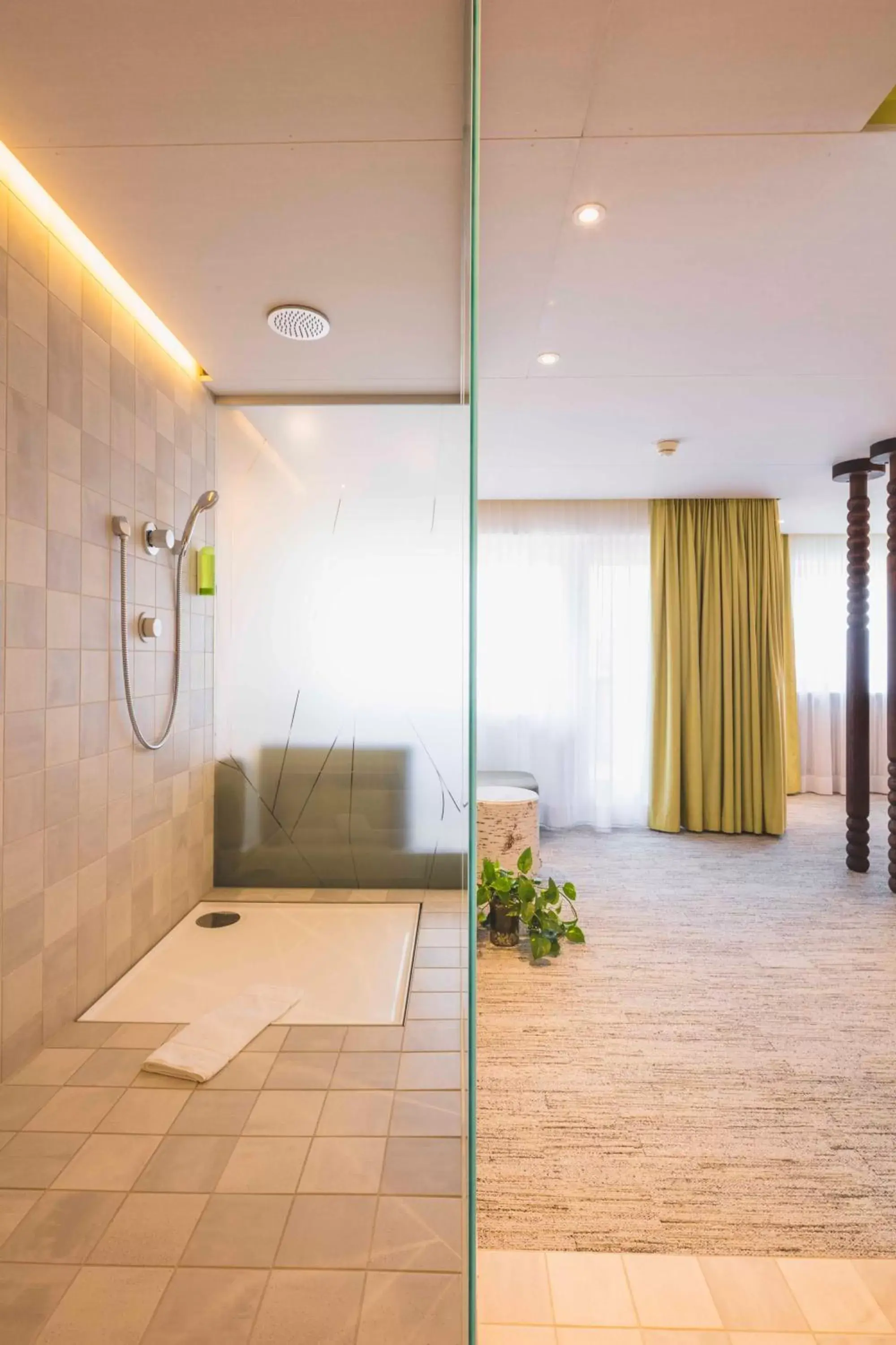 Shower, Bathroom in Creativhotel Luise