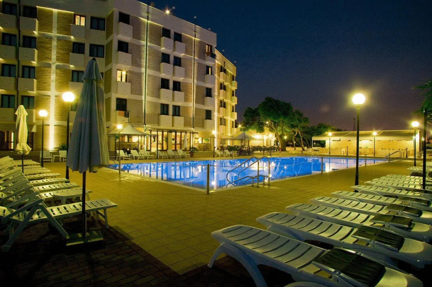 Property building, Swimming Pool in Hotel Ara Solis