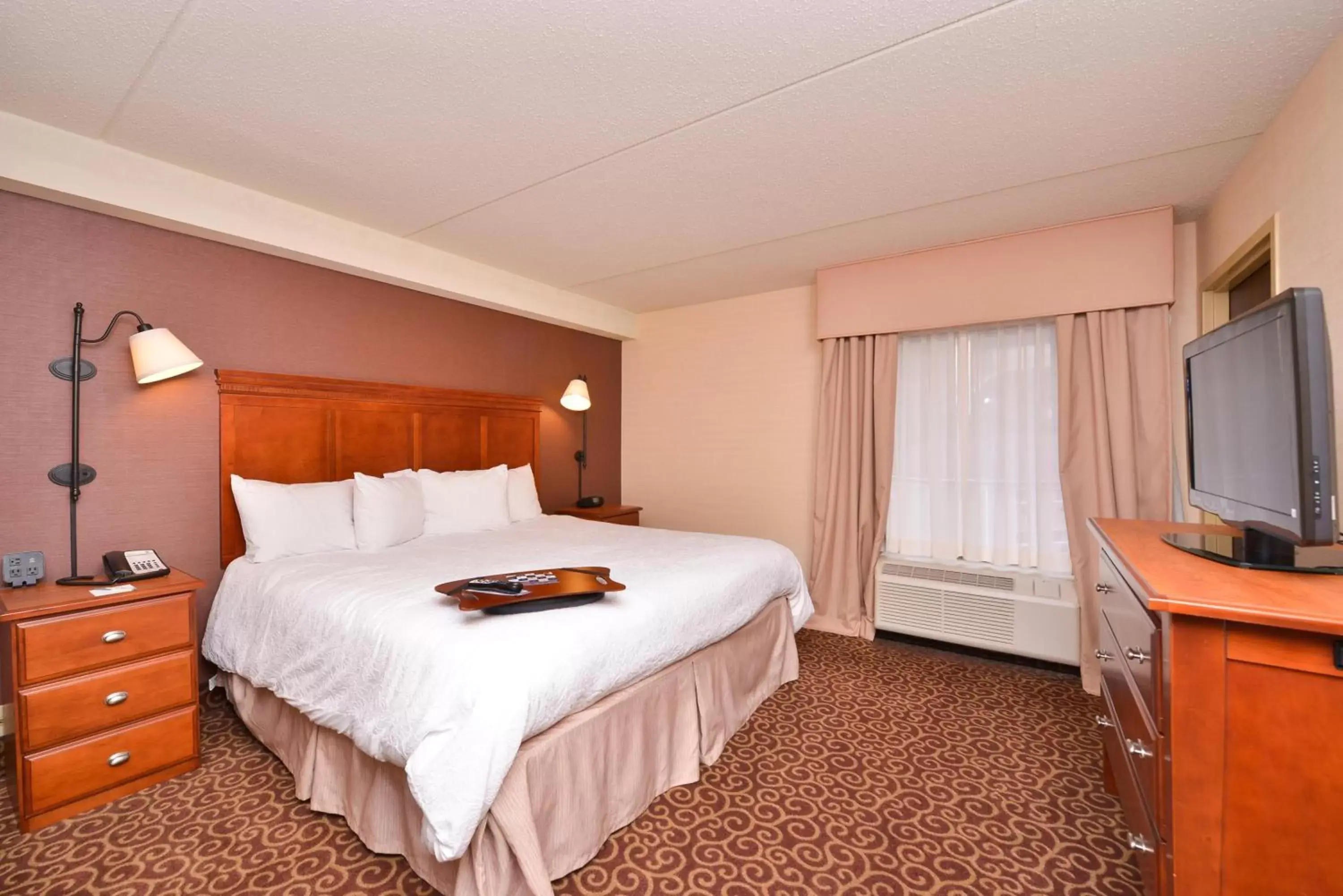 Bedroom, Bed in McKnight Hotel