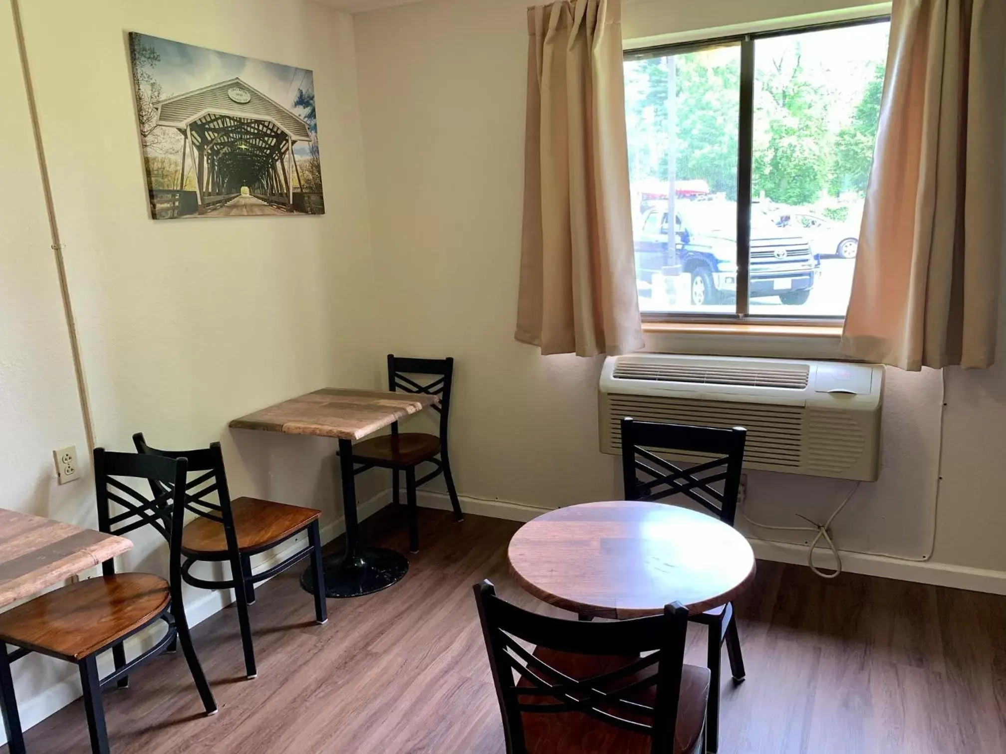 Breakfast in The Covered Bridge Inn Breakfast in The Covered Bridge Inn