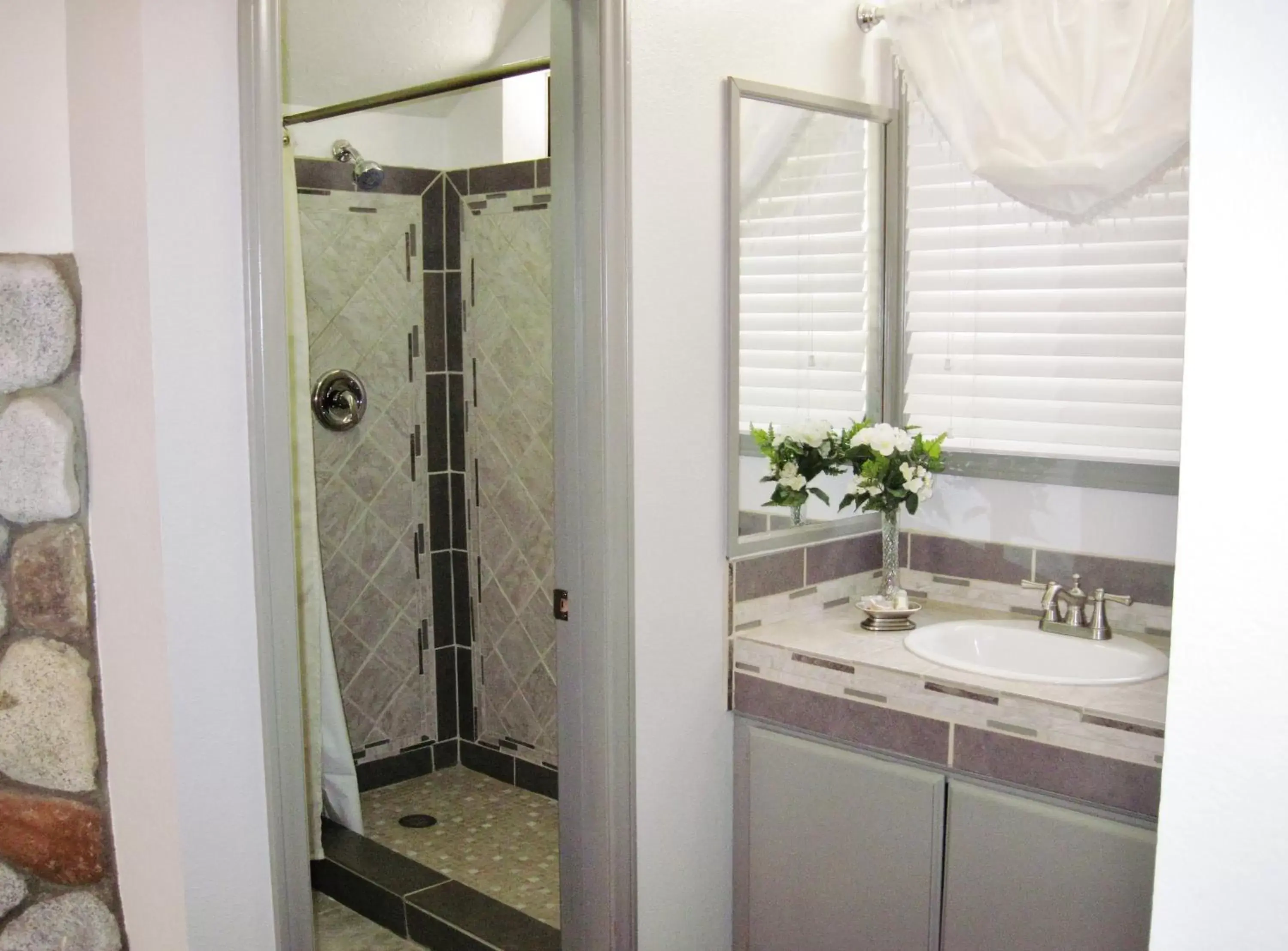 Shower, Bathroom in The North Shore Inn