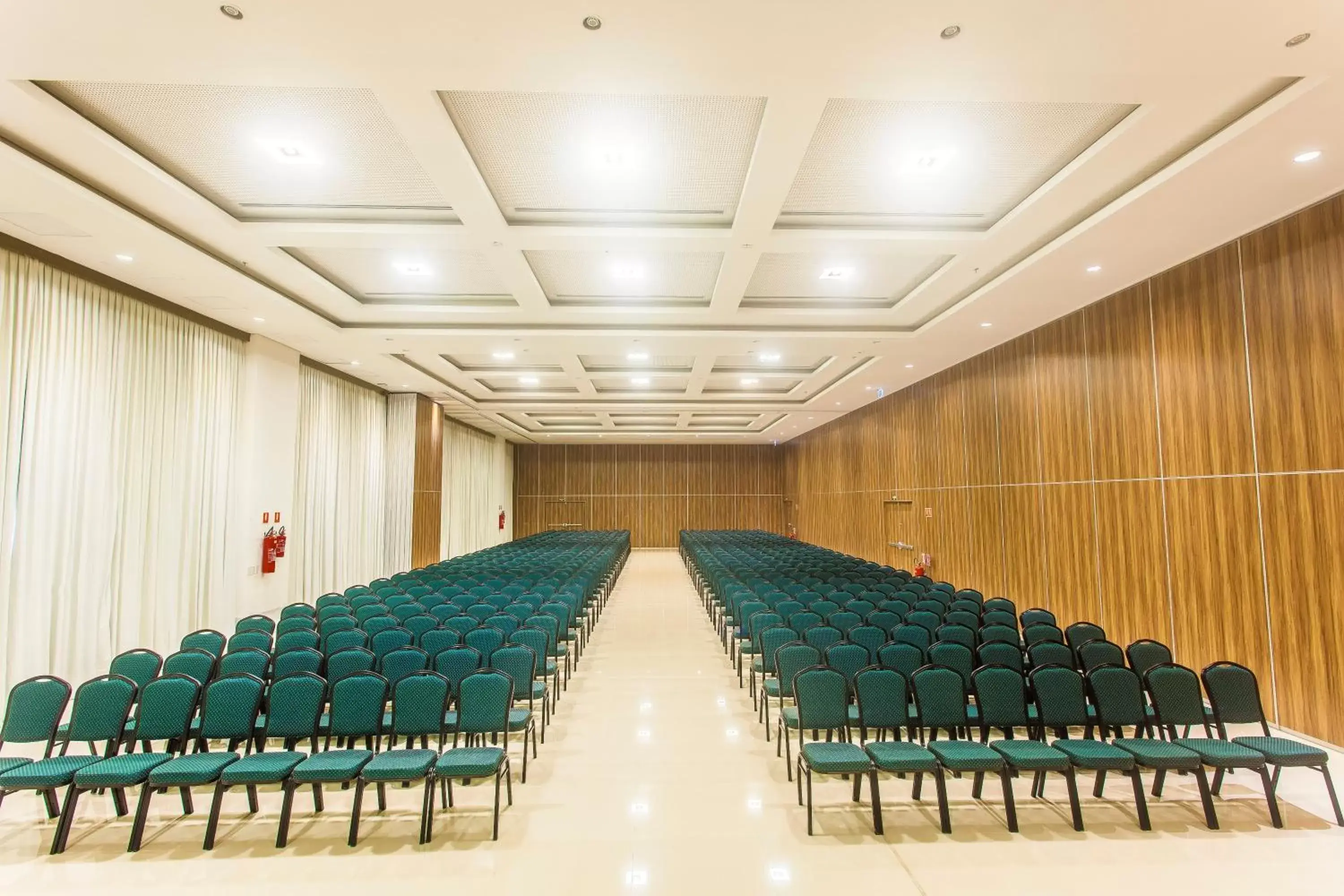 Meeting/conference room in Holiday Inn Natal, an IHG Hotel