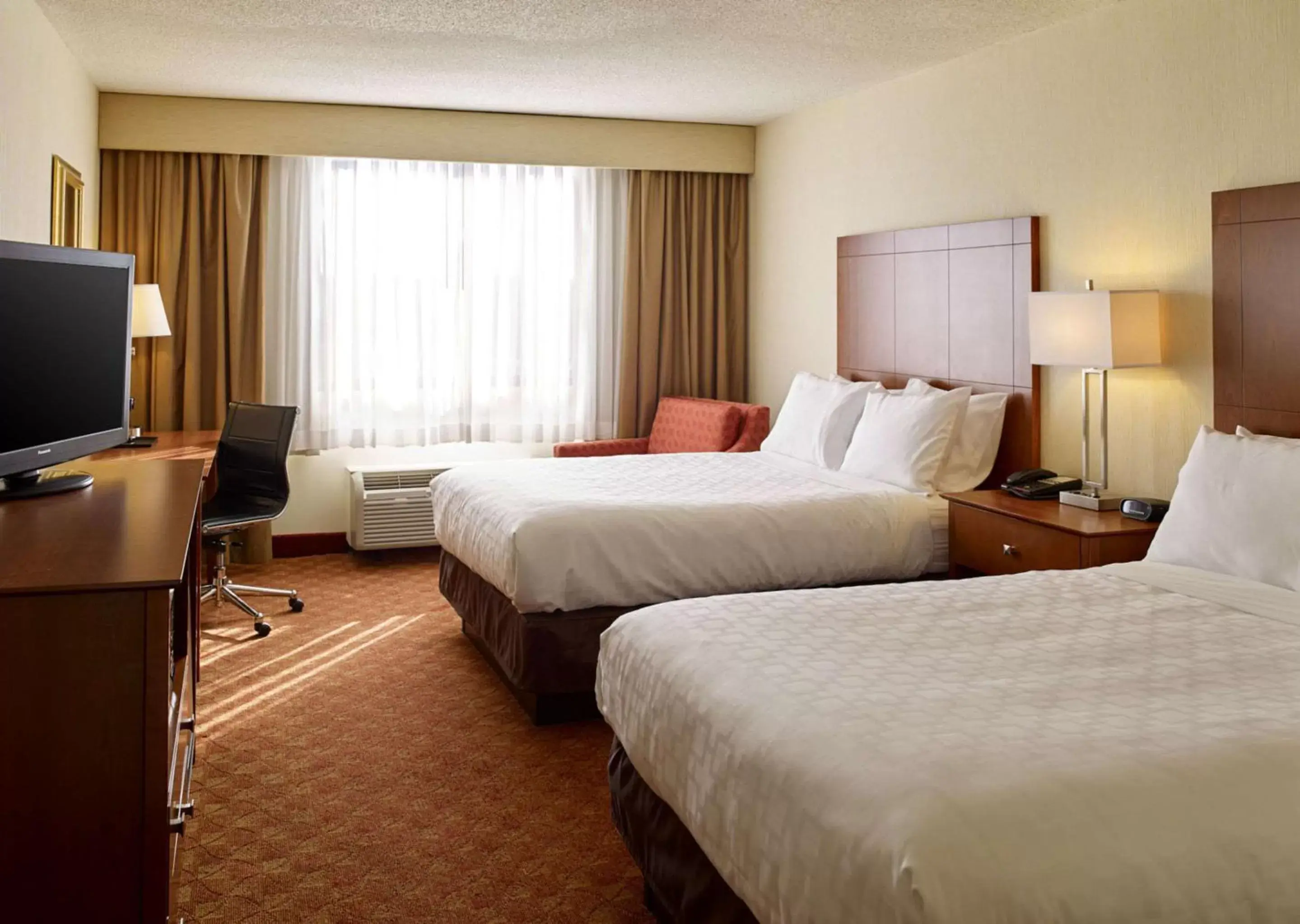 Photo of the whole room, Bed in Clarion Hotel Airport Portland