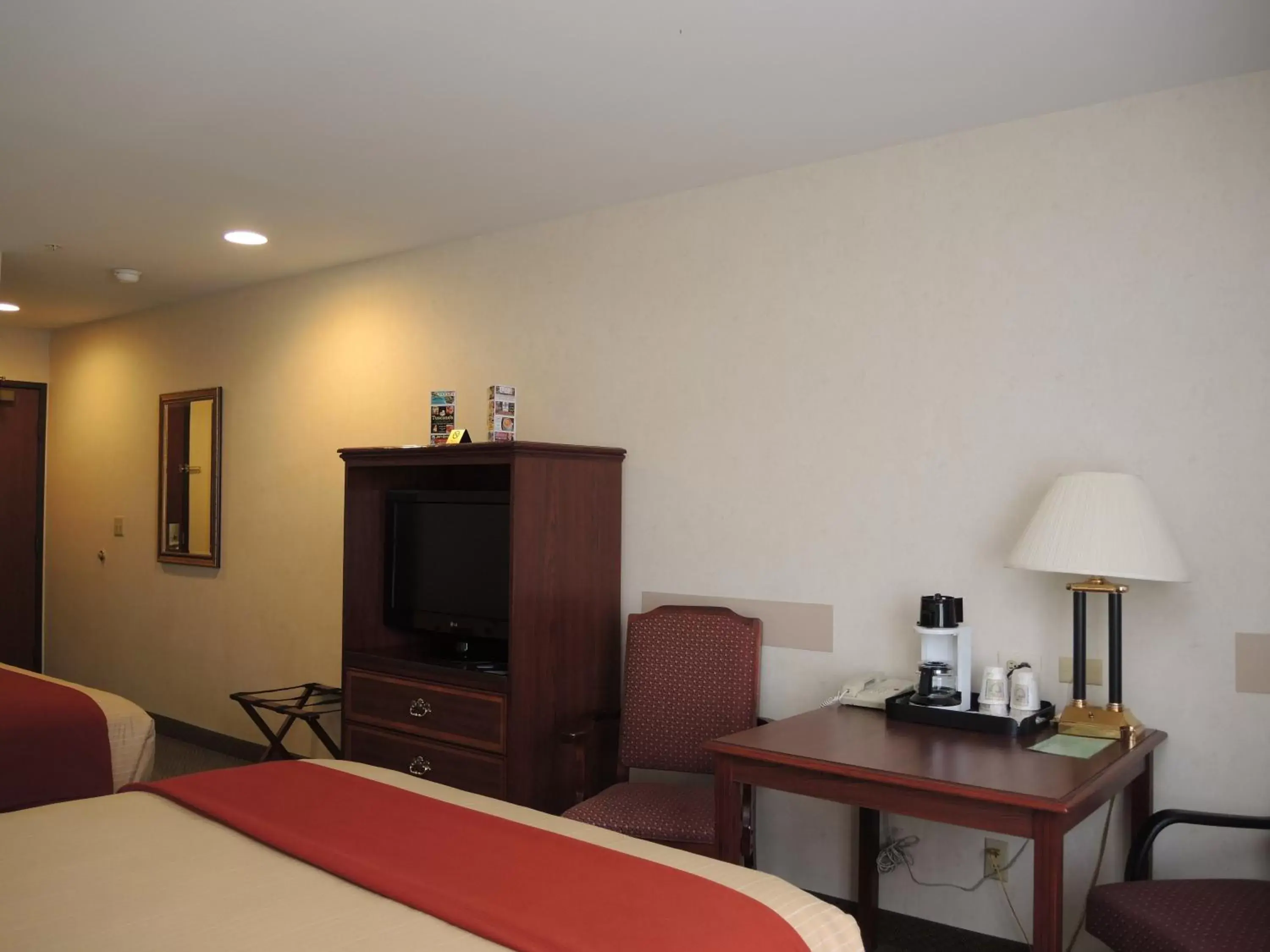 TV and multimedia, TV/Entertainment Center in Evergreen Inn & Suites