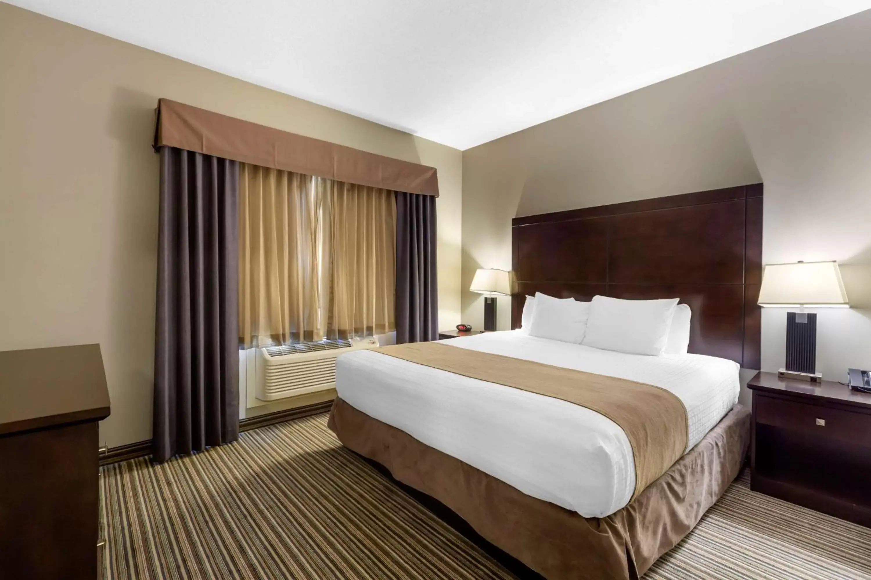 Property building, Bed in Best Western PLUS Fort Saskatchewan Inn & Suites Property building, Bed in Best Western PLUS Fort Saskatchewan Inn & Suites