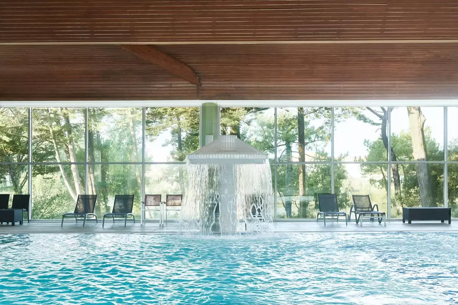 Swimming Pool in Hôtel Valdys Thalasso & Spa - les Pins