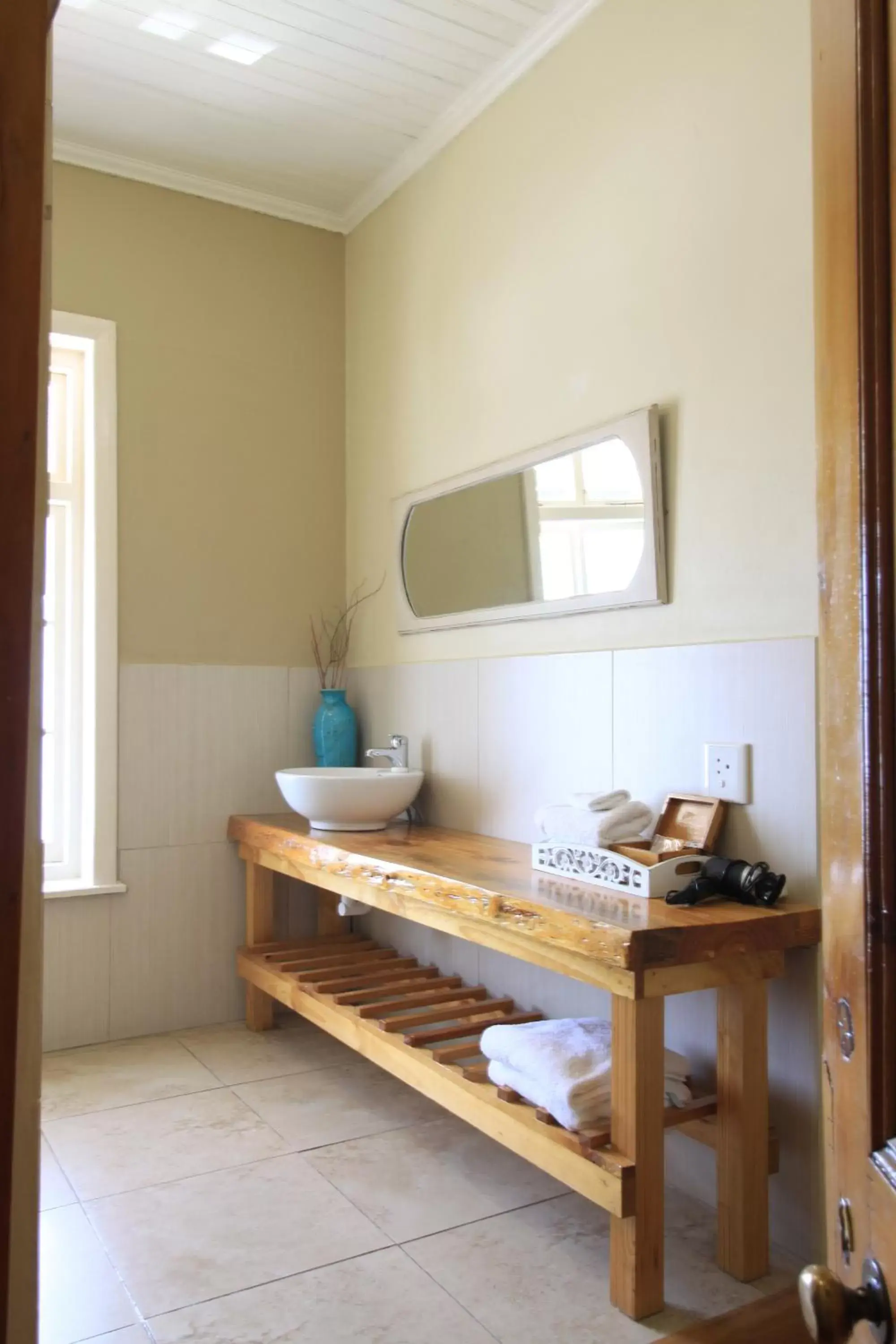 Bathroom, Kitchen/Kitchenette in Mimosa Lodge