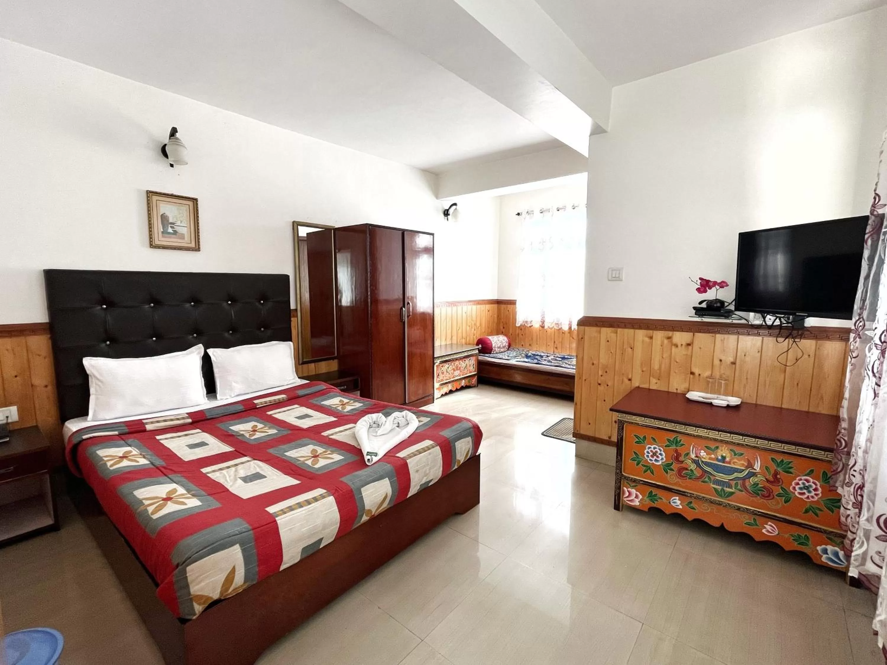 Bed, TV/Entertainment Center in The Di-Lac Retreat