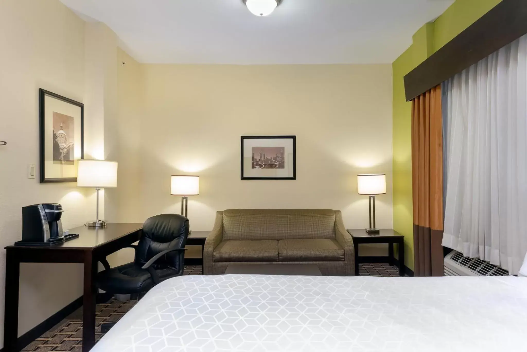 Photo of the whole room, Bed in Holiday Inn Express & Suites - Atlanta Downtown, an IHG Hotel