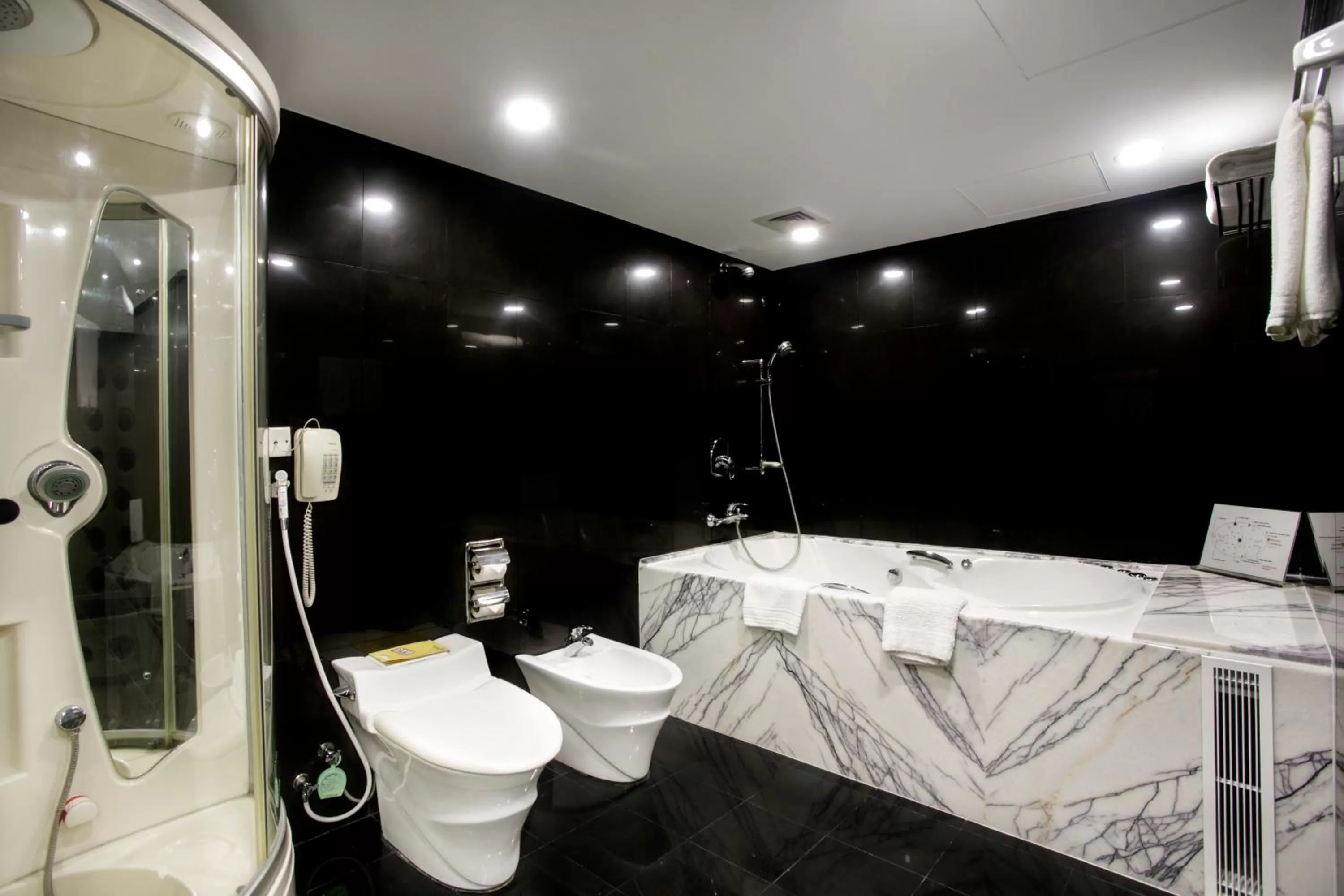 Bath in Hotel Sarina