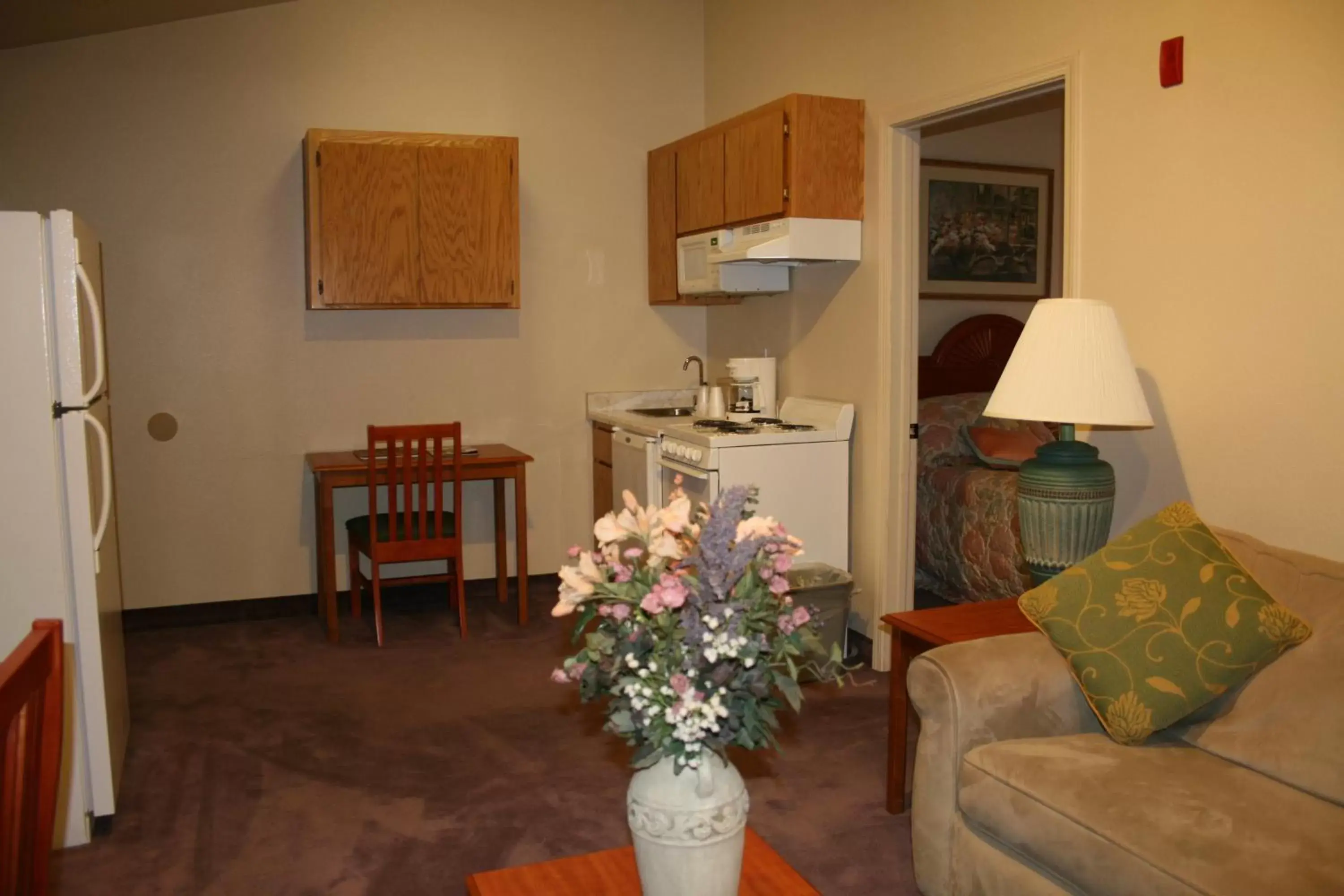 Kitchen or kitchenette, Seating Area in Carson City Plaza Hotel