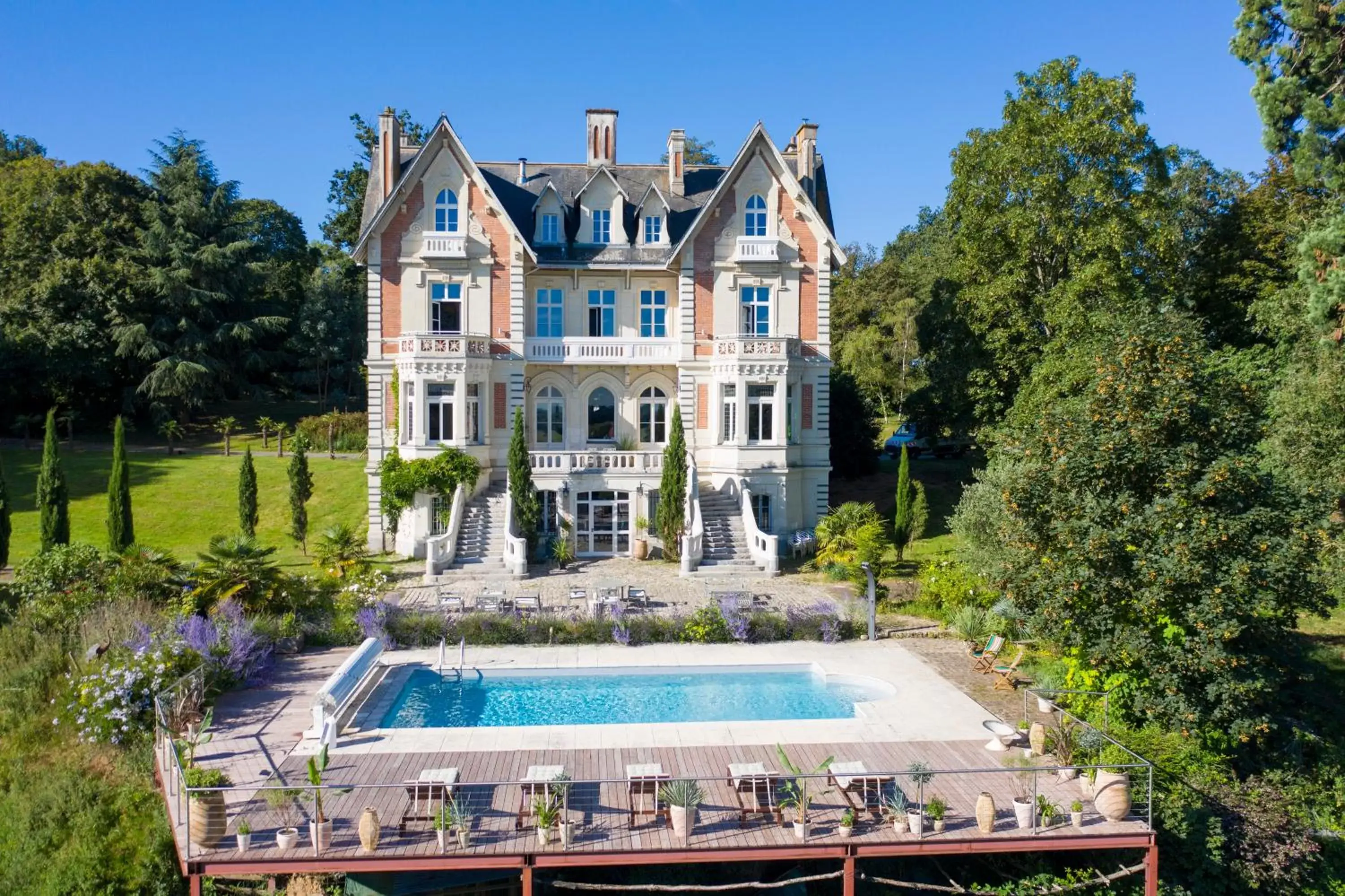 Property building, Swimming Pool in Château des Forges par Slow Village