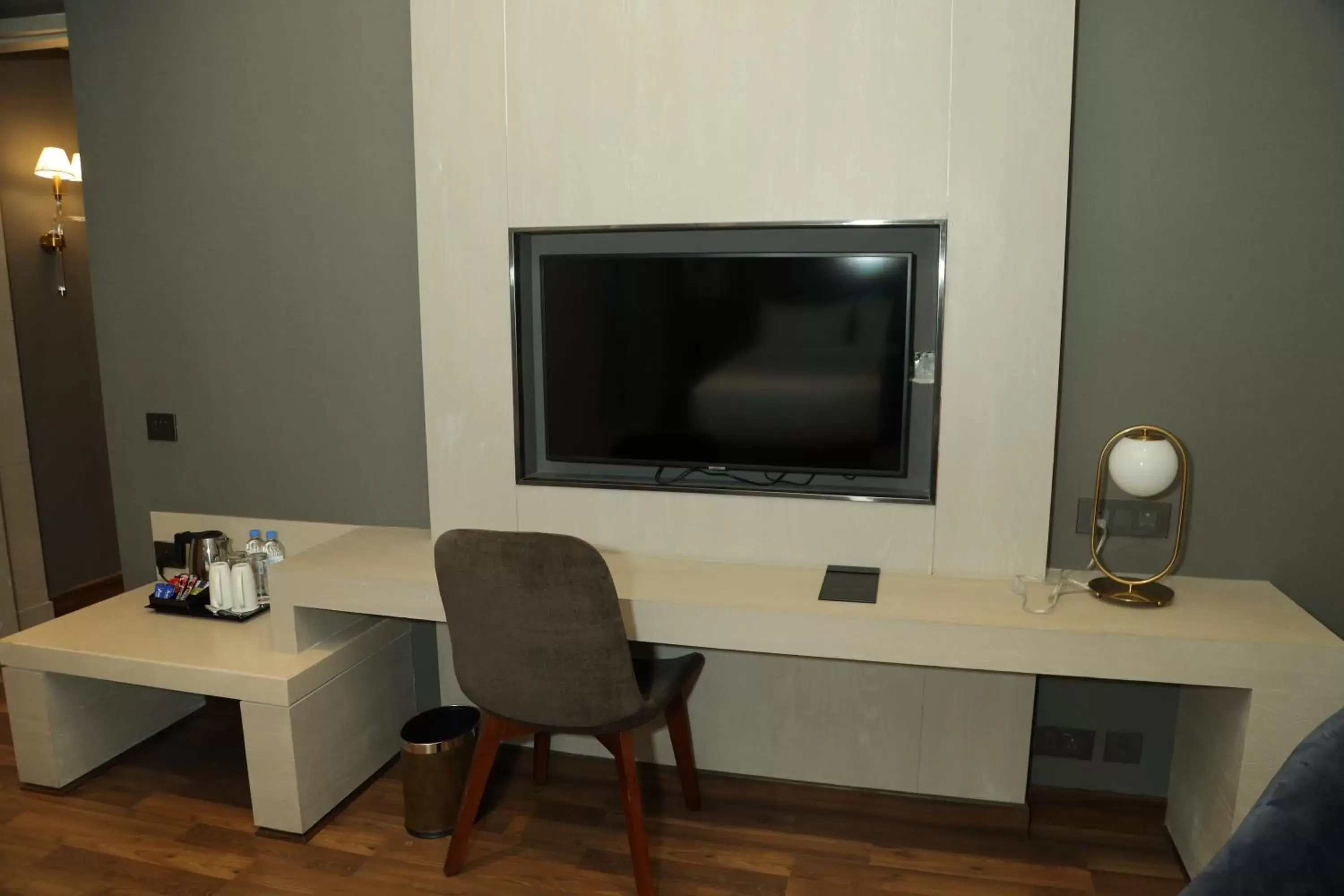 Coffee/tea facilities, TV/Entertainment Center in Wyndham Chandigarh Mohali