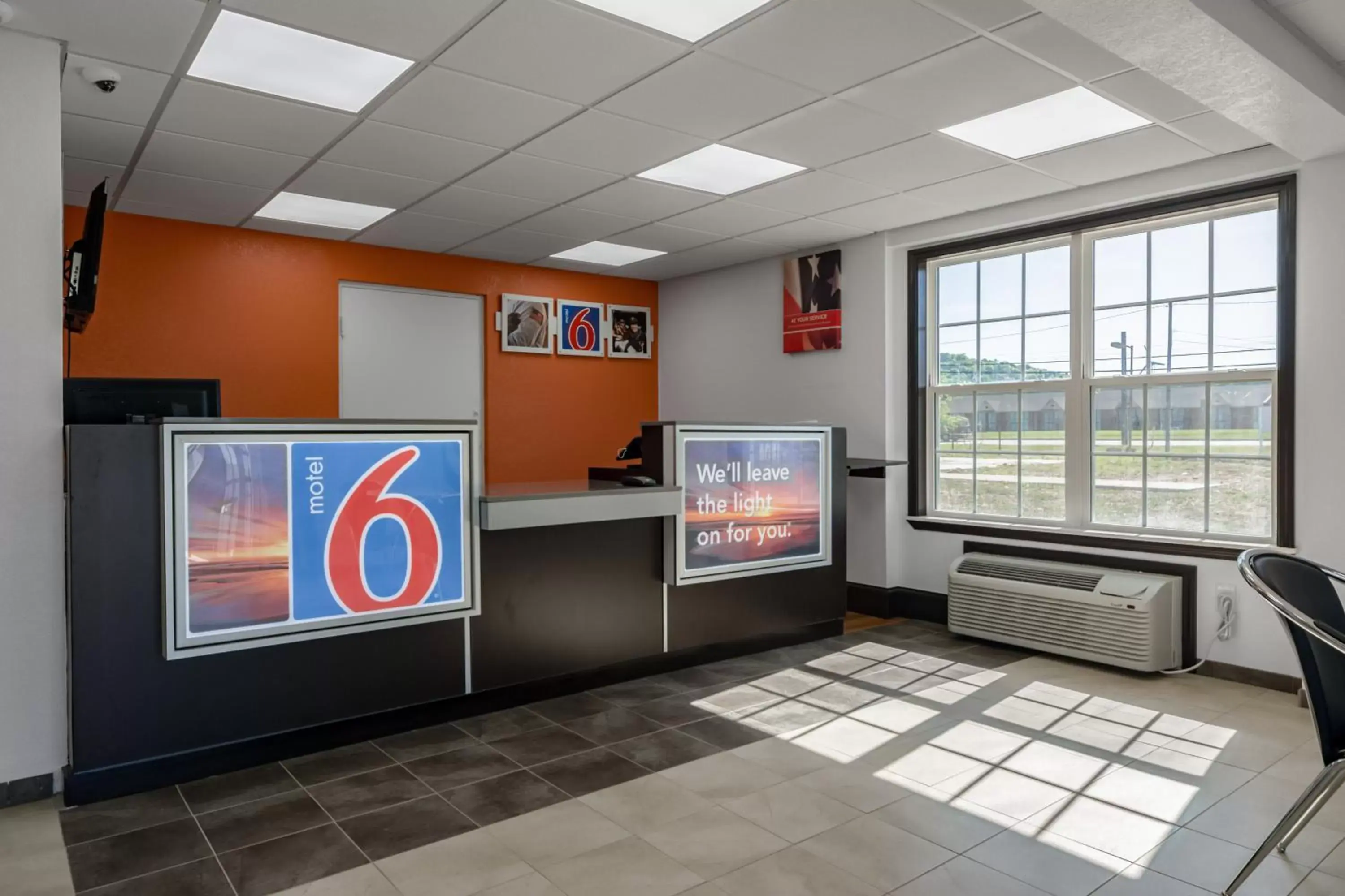 Lobby or reception in Motel 6-White, GA - Cartersville