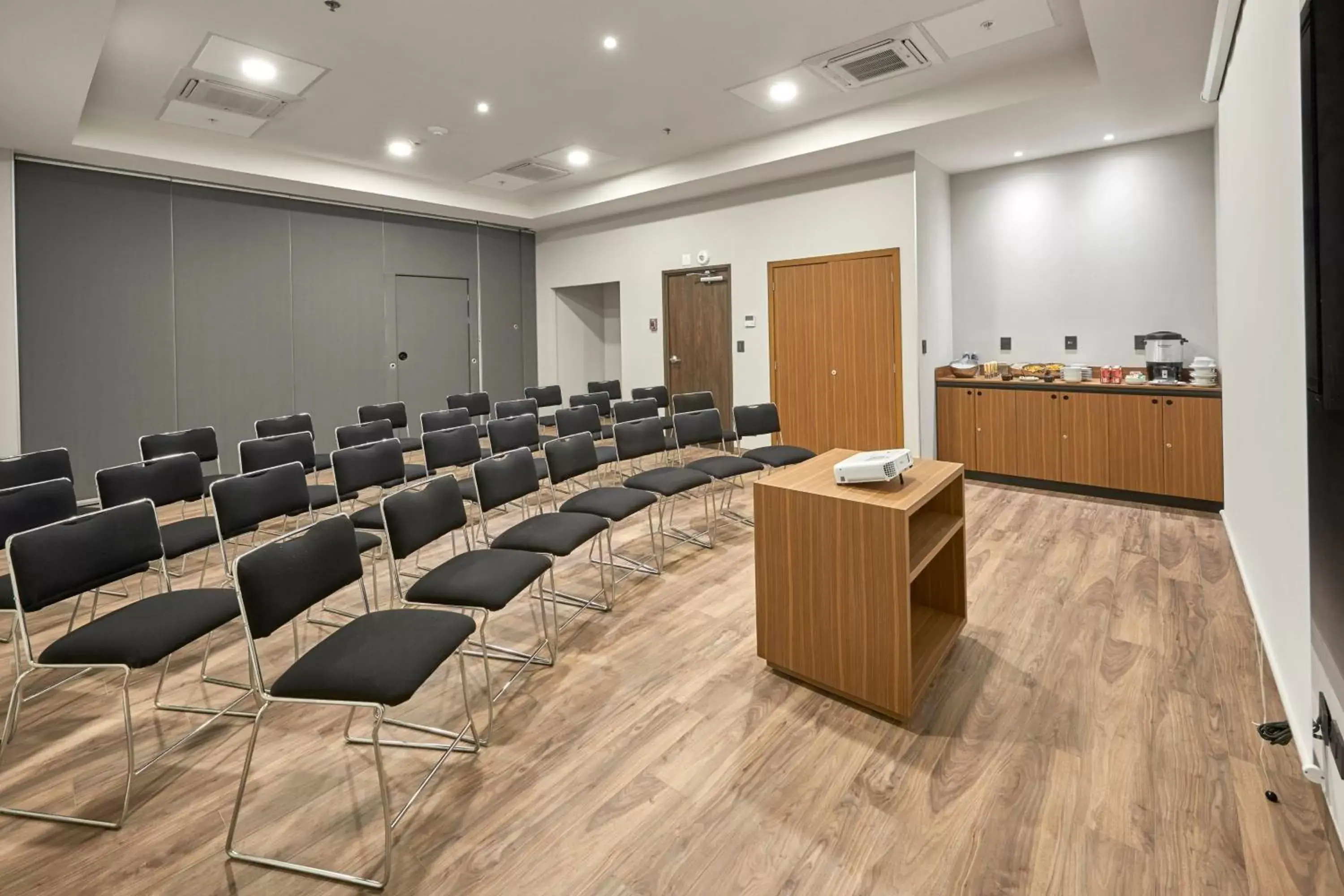 Meeting/conference room in City Express Suites by Marriott Cancún Aeropuerto