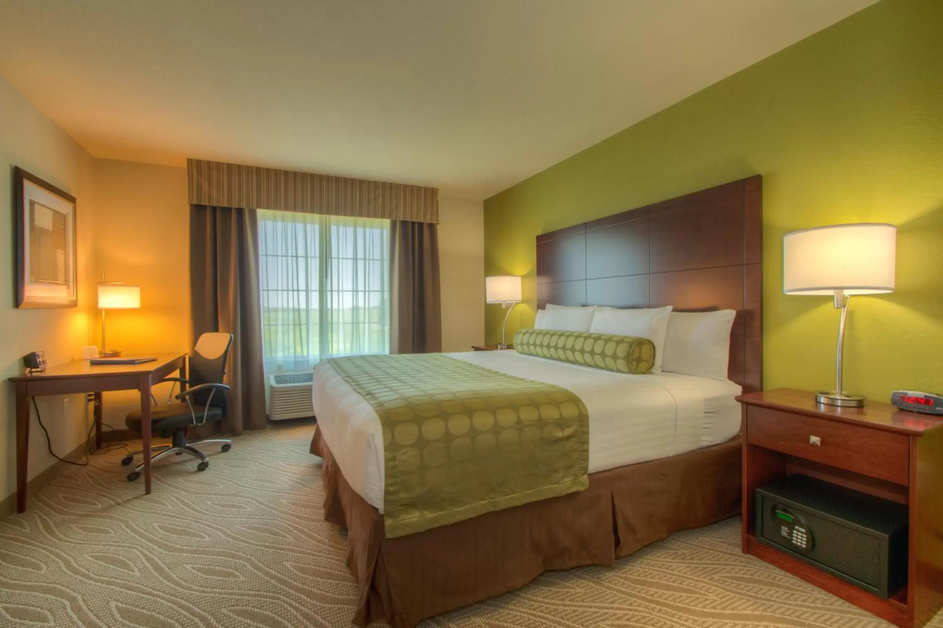 TV and multimedia, Bed in Cobblestone Inn & Suites - Holyoke