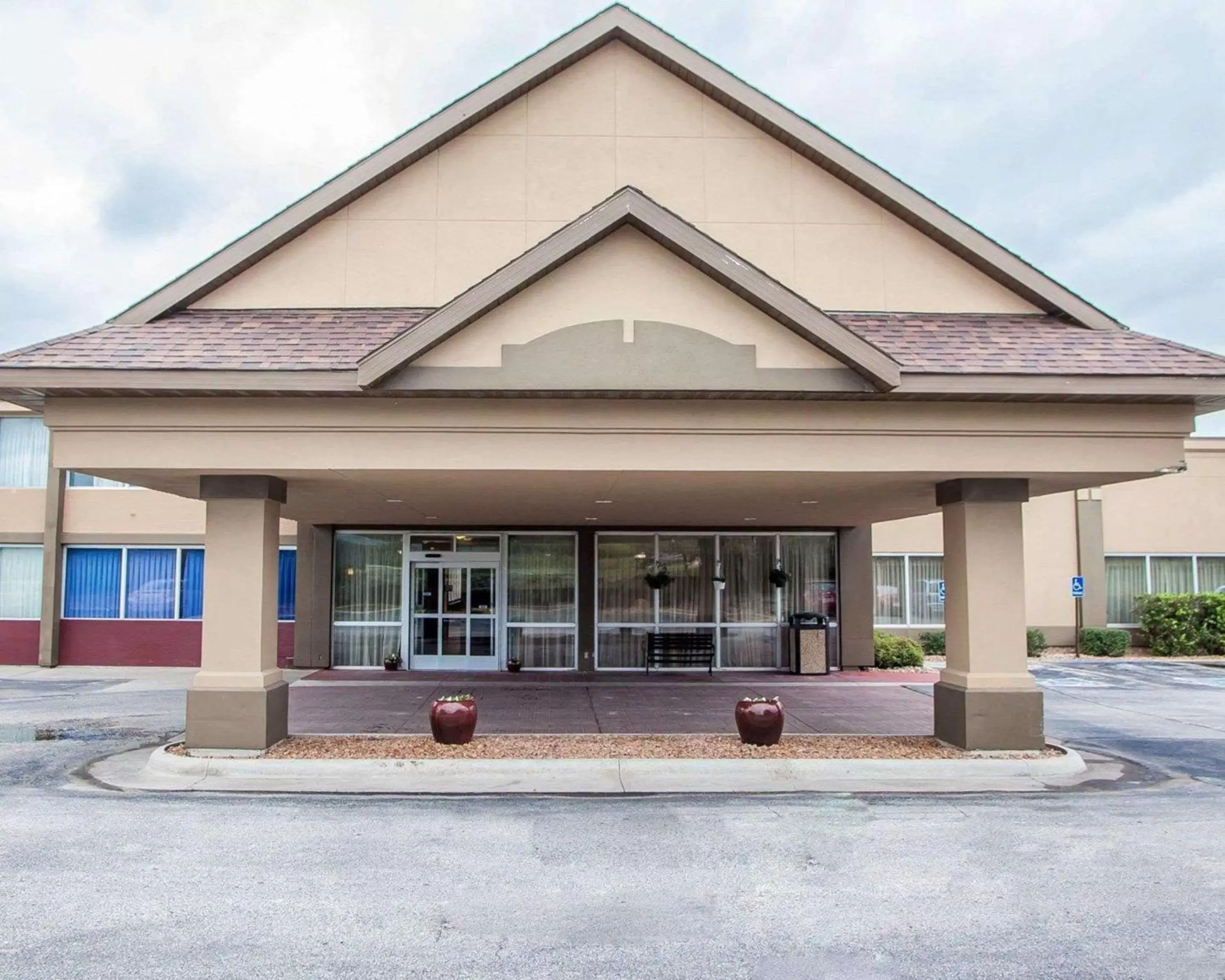 Property building, Swimming Pool in Quality Inn Fort Dodge