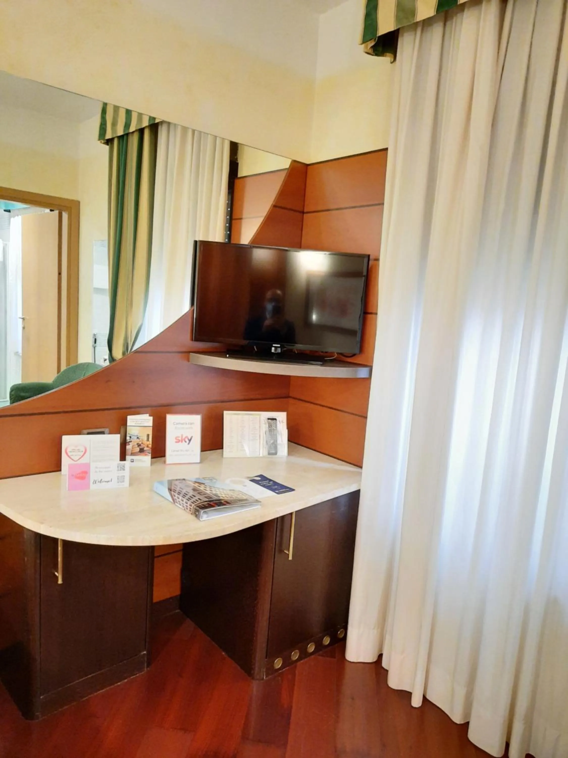 TV and multimedia in Hotel Mirage Sure Hotel Collection by Best Western