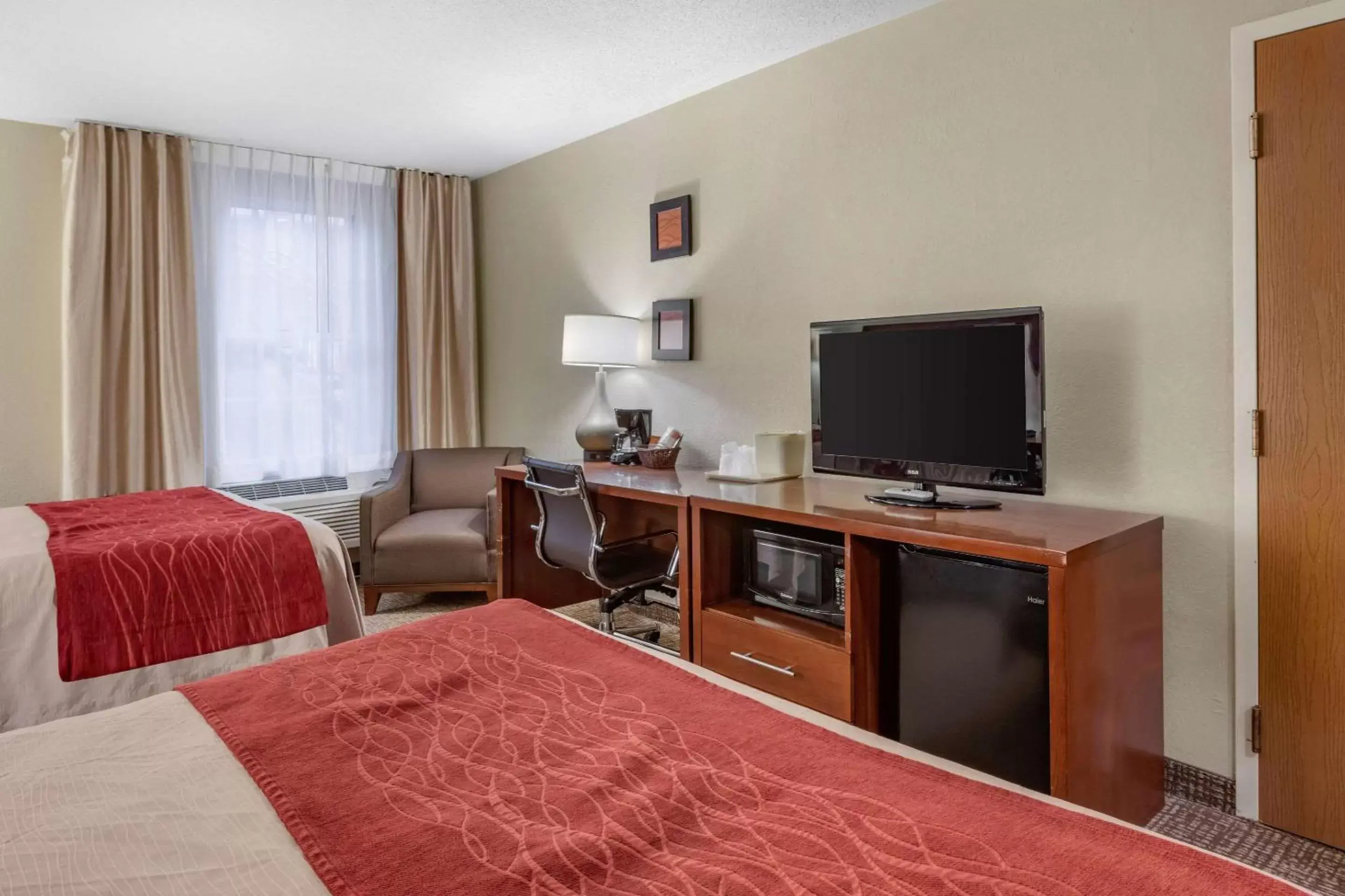 Photo of the whole room, TV/Entertainment Center in Comfort Inn Splash Harbor