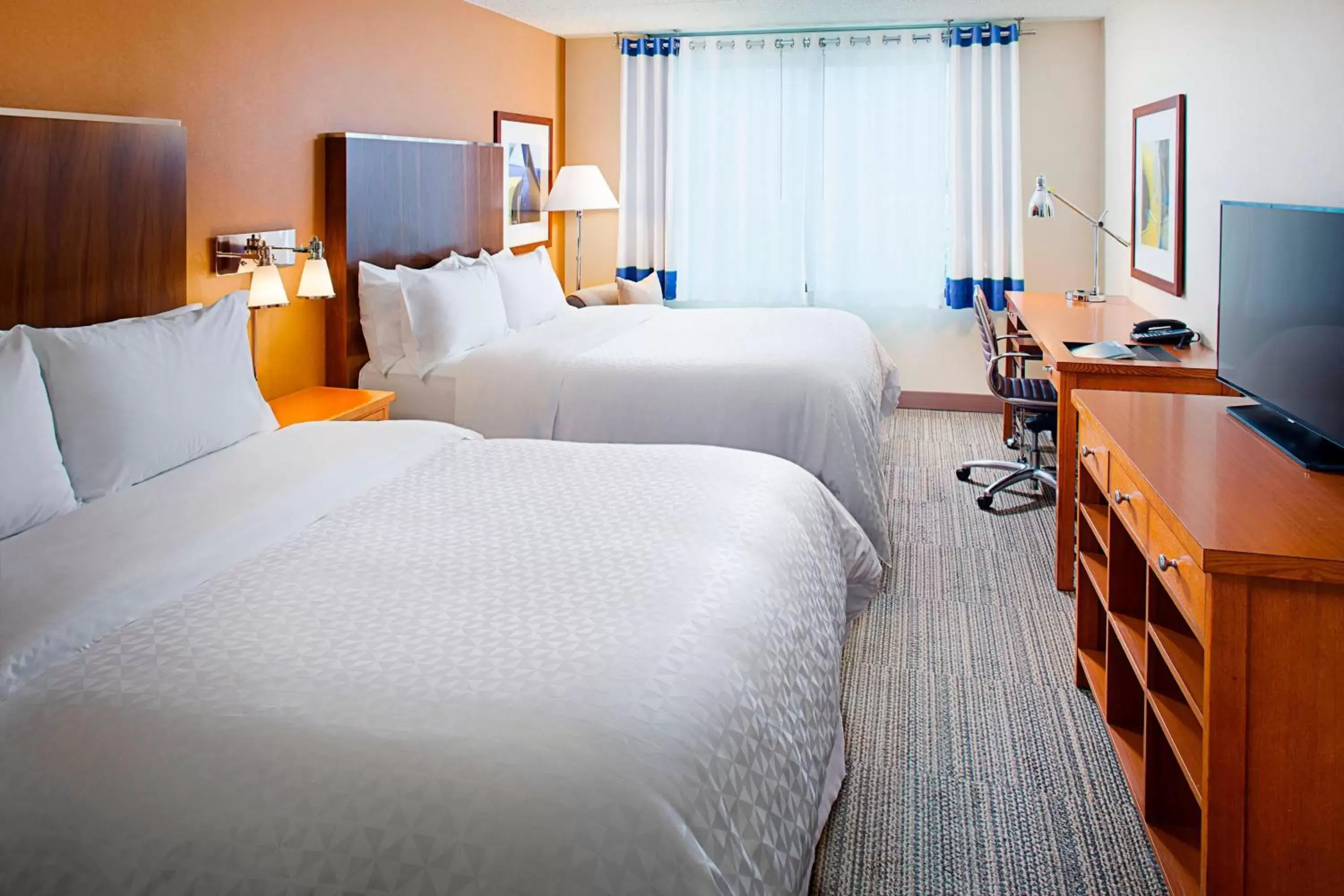 Photo of the whole room, Bed in Four Points by Sheraton Philadelphia Airport