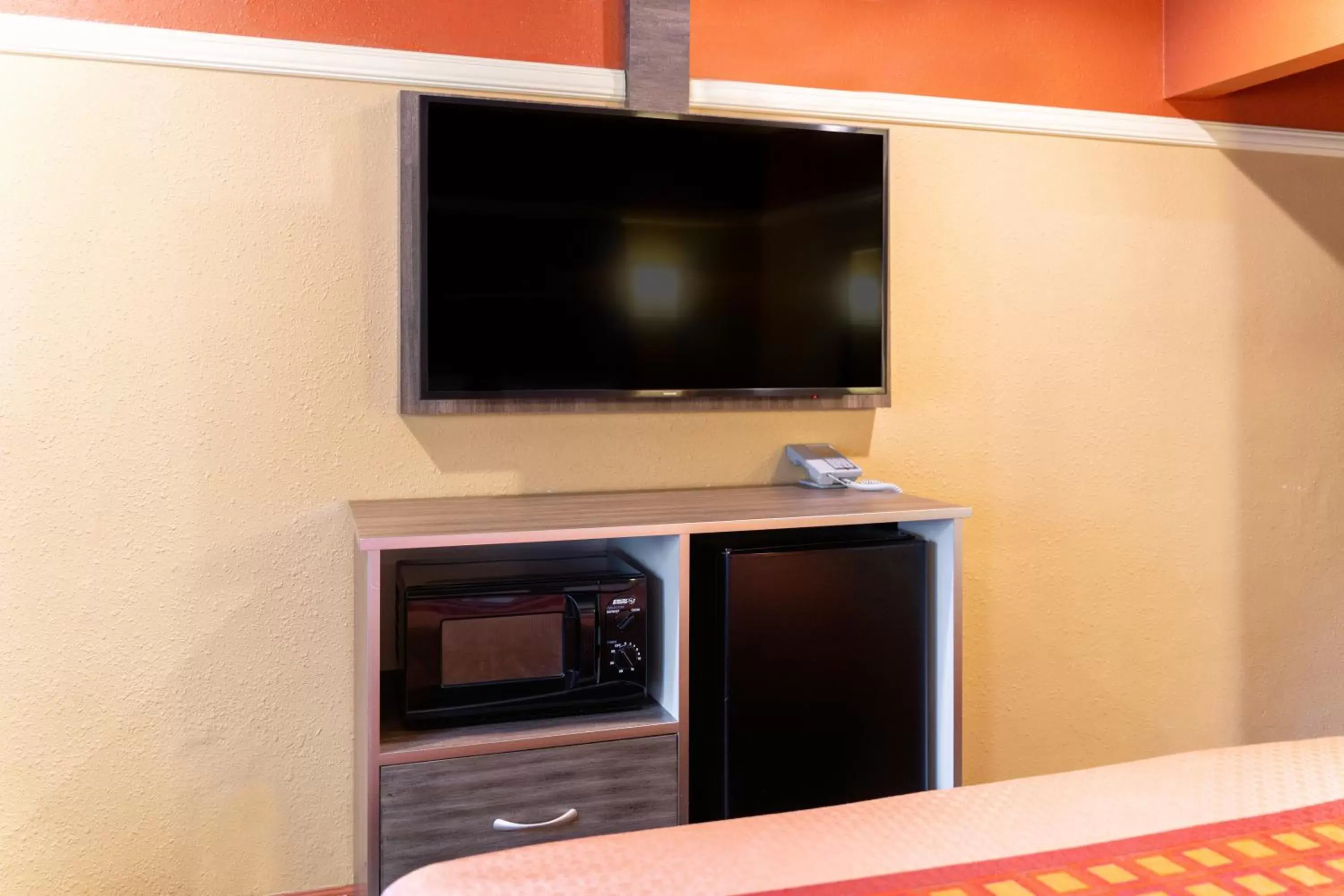 TV/Entertainment Center in Geneva Motel