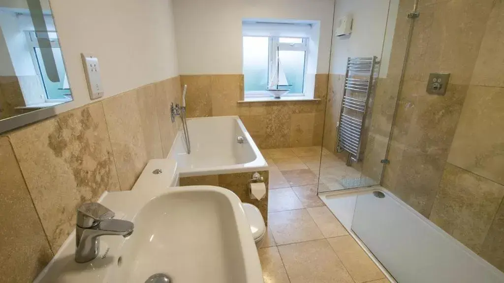 Shower, Bathroom in Chesil Beach Lodge