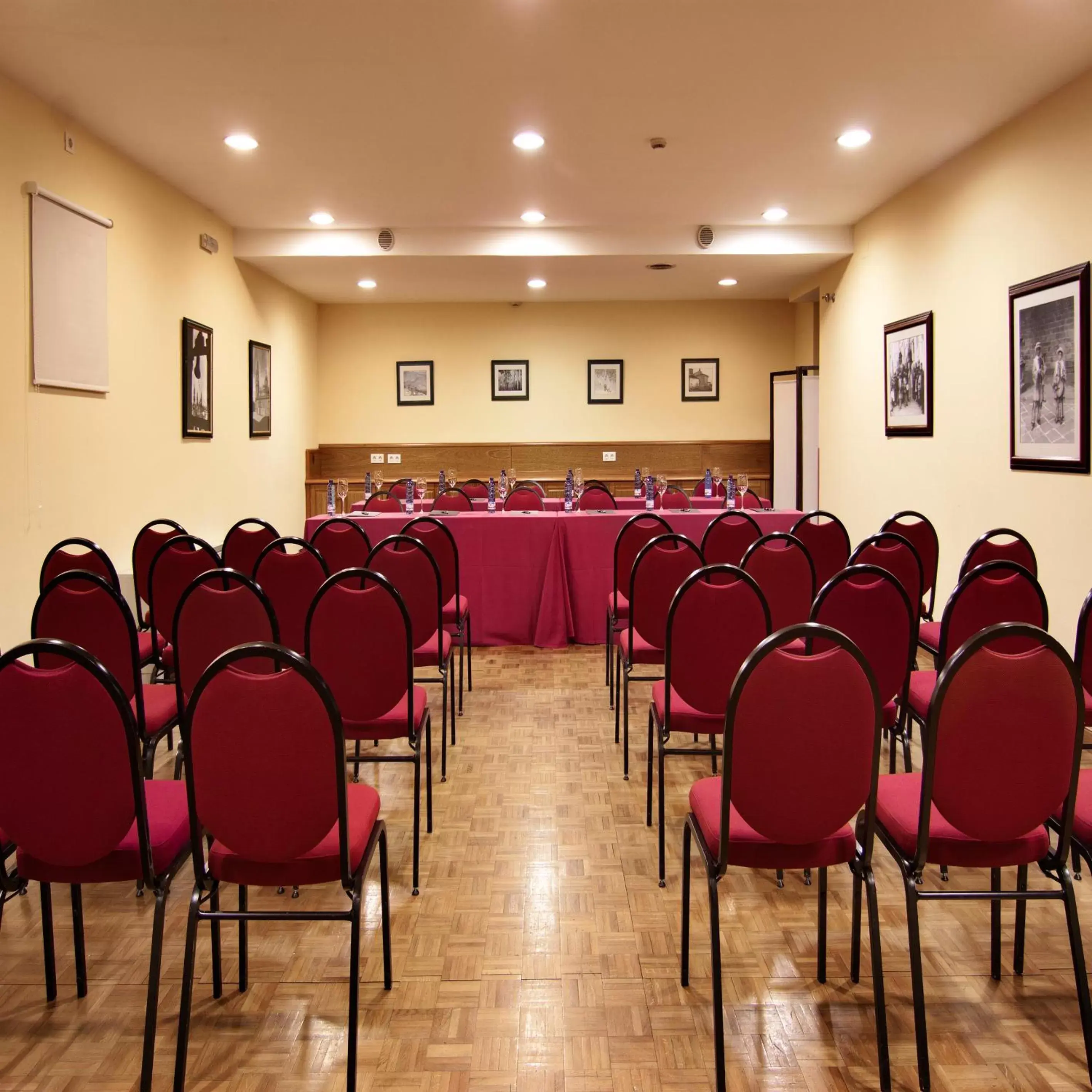 Meeting/conference room in Hotel Virxe da Cerca by Pousadas de Compostela
