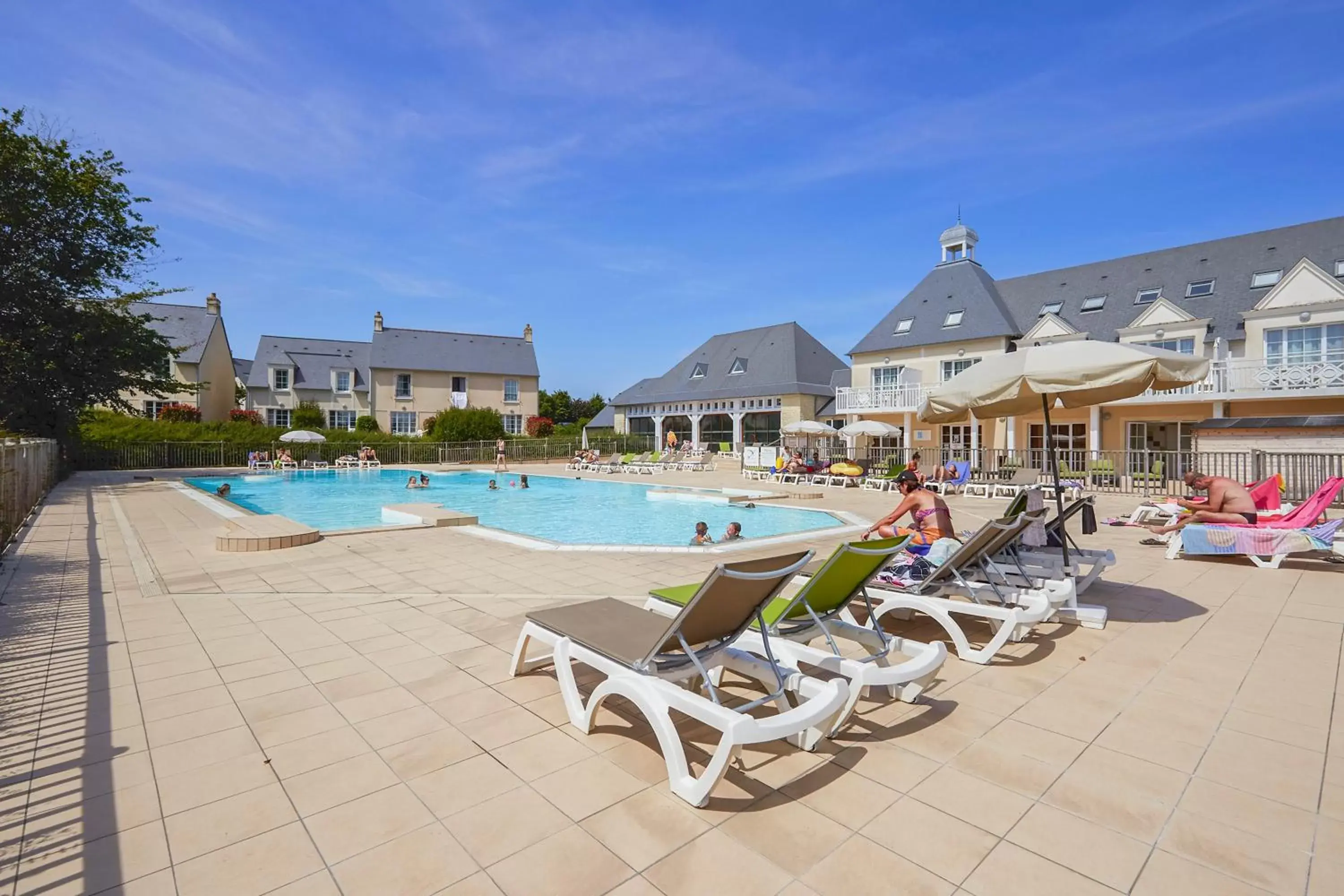 Property building, Swimming Pool in Résidence Pierre & Vacances Green Beach