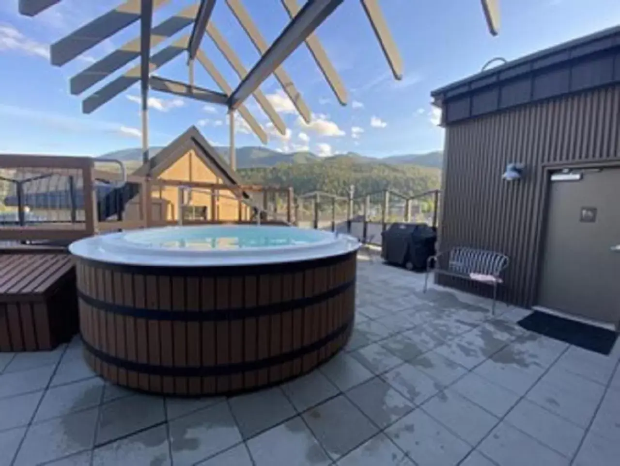 Hot Tub in Morning Star Lodge - Hosted by Linda