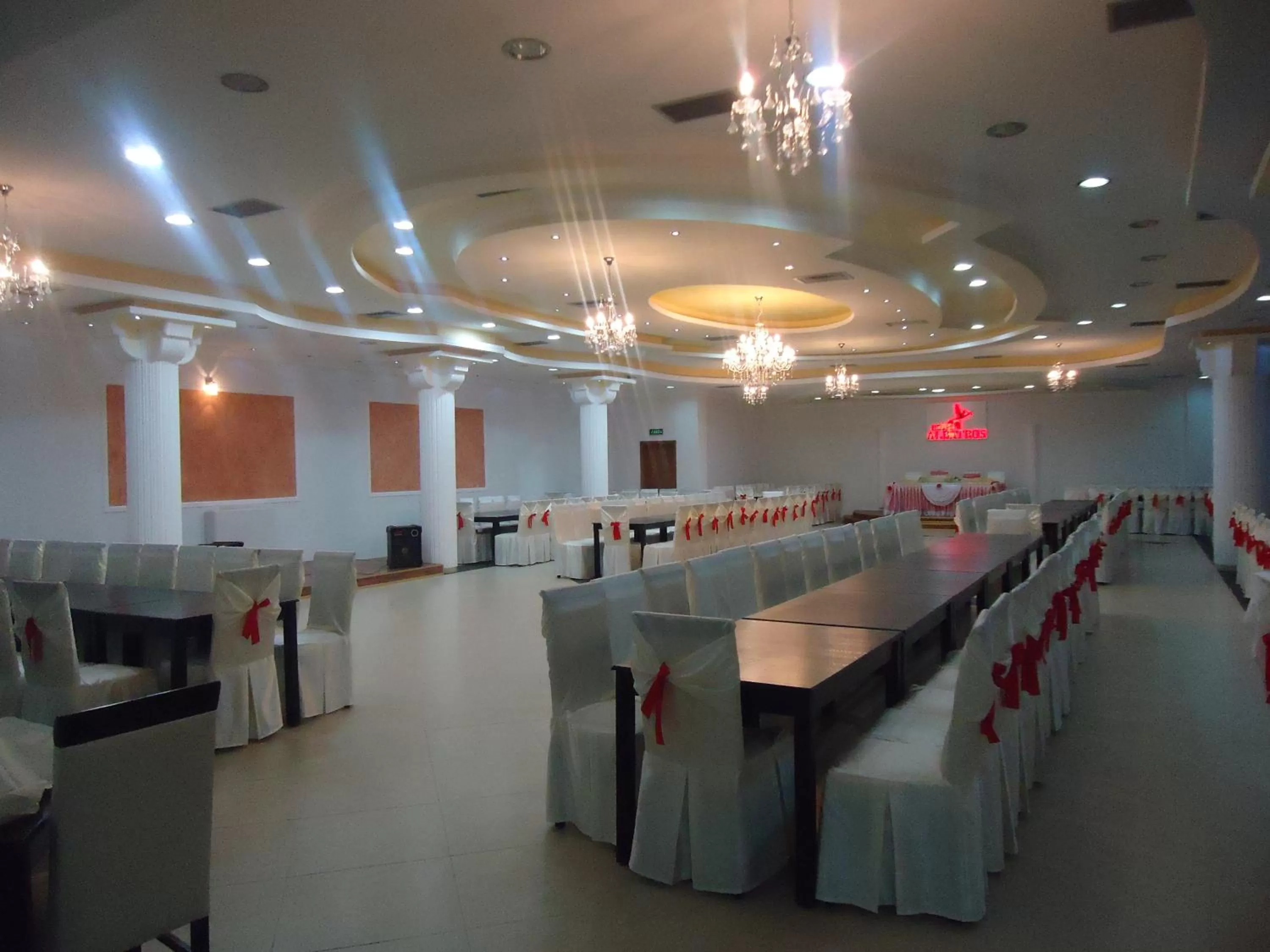 Restaurant/places to eat in Hotel Albatros