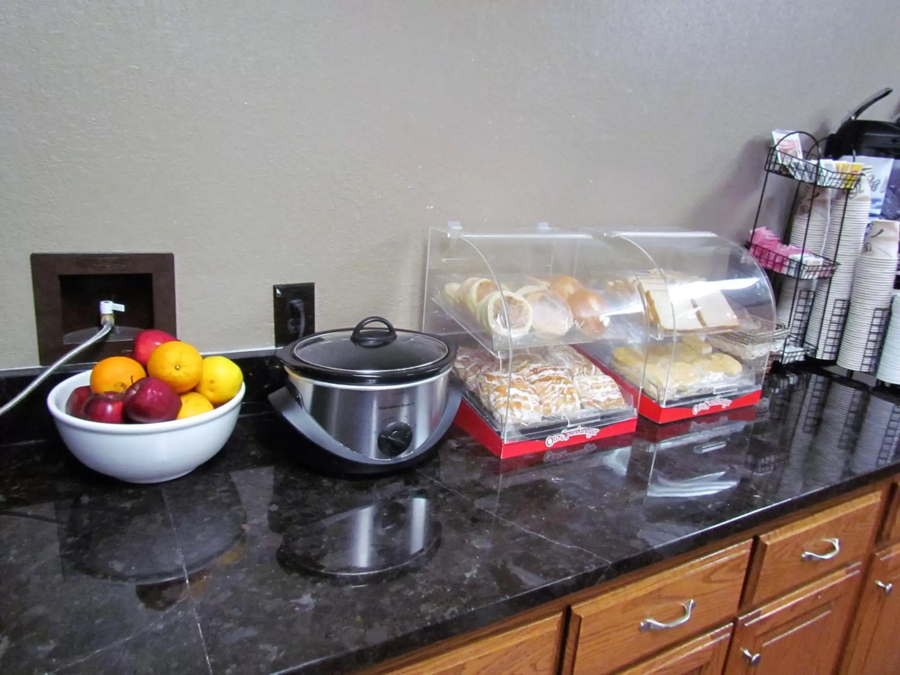 Continental breakfast in Oak Hill Inn & Suites