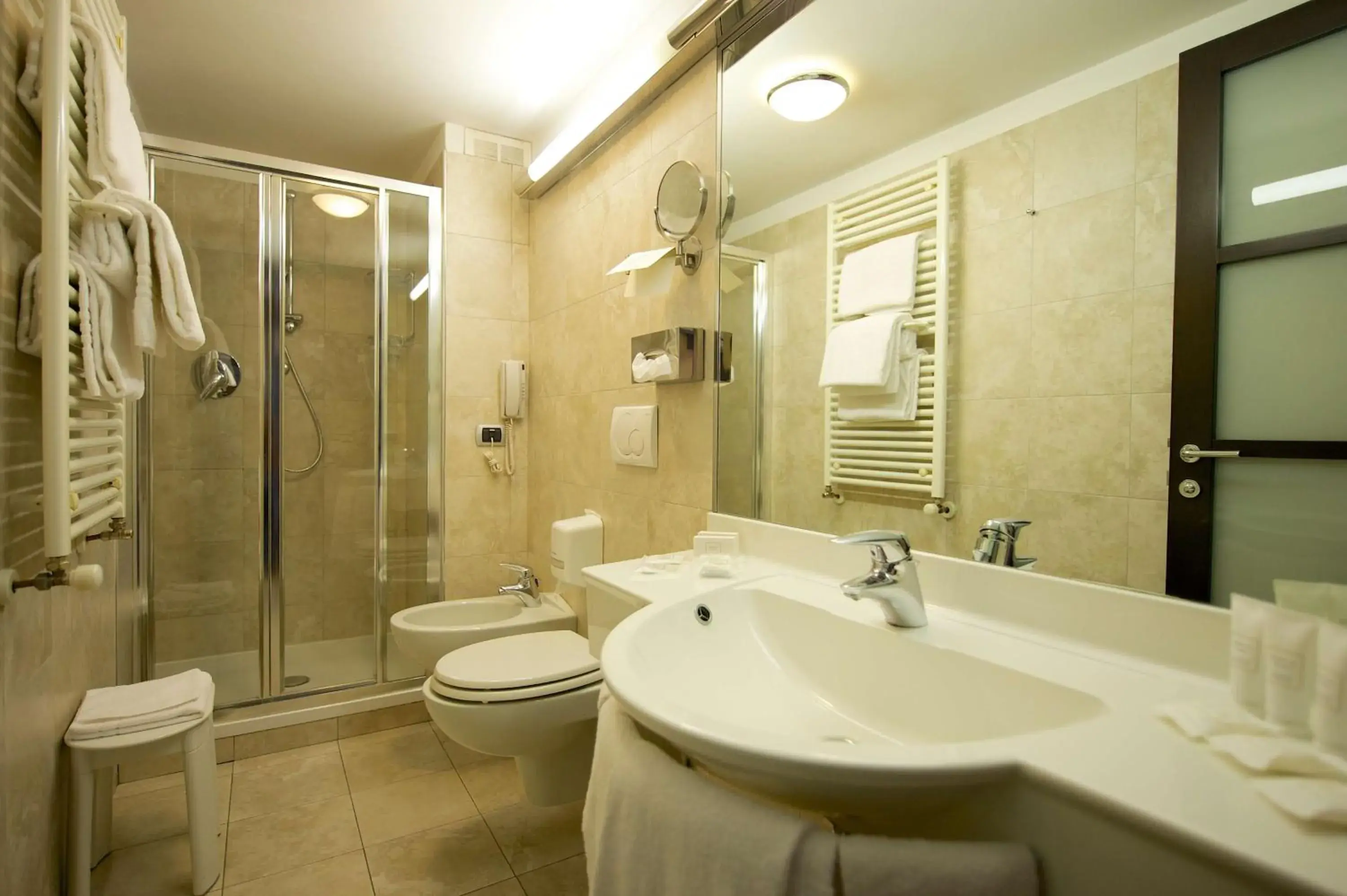 Shower, Bathroom in Best Western Crystal Palace Hotel