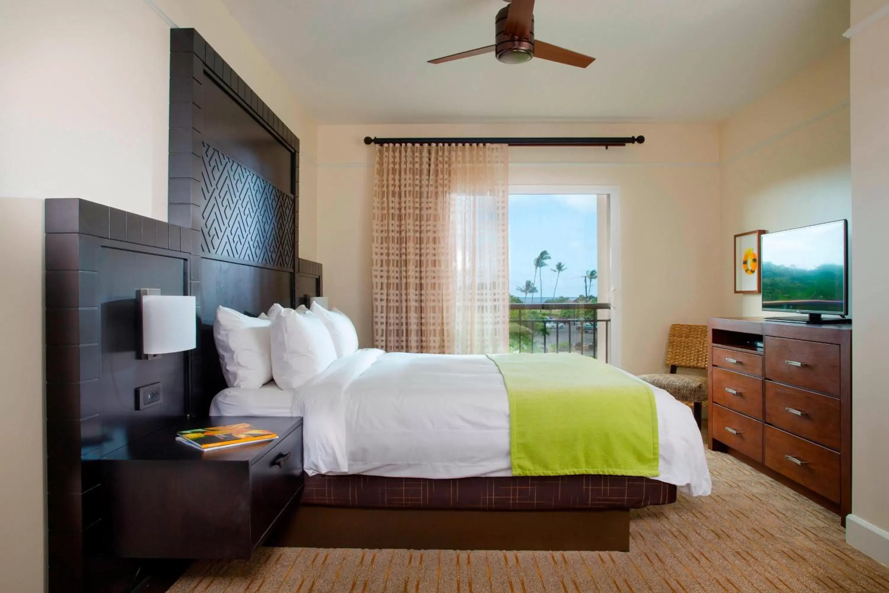 Bedroom, Bed in Marriott's Waiohai Beach Club