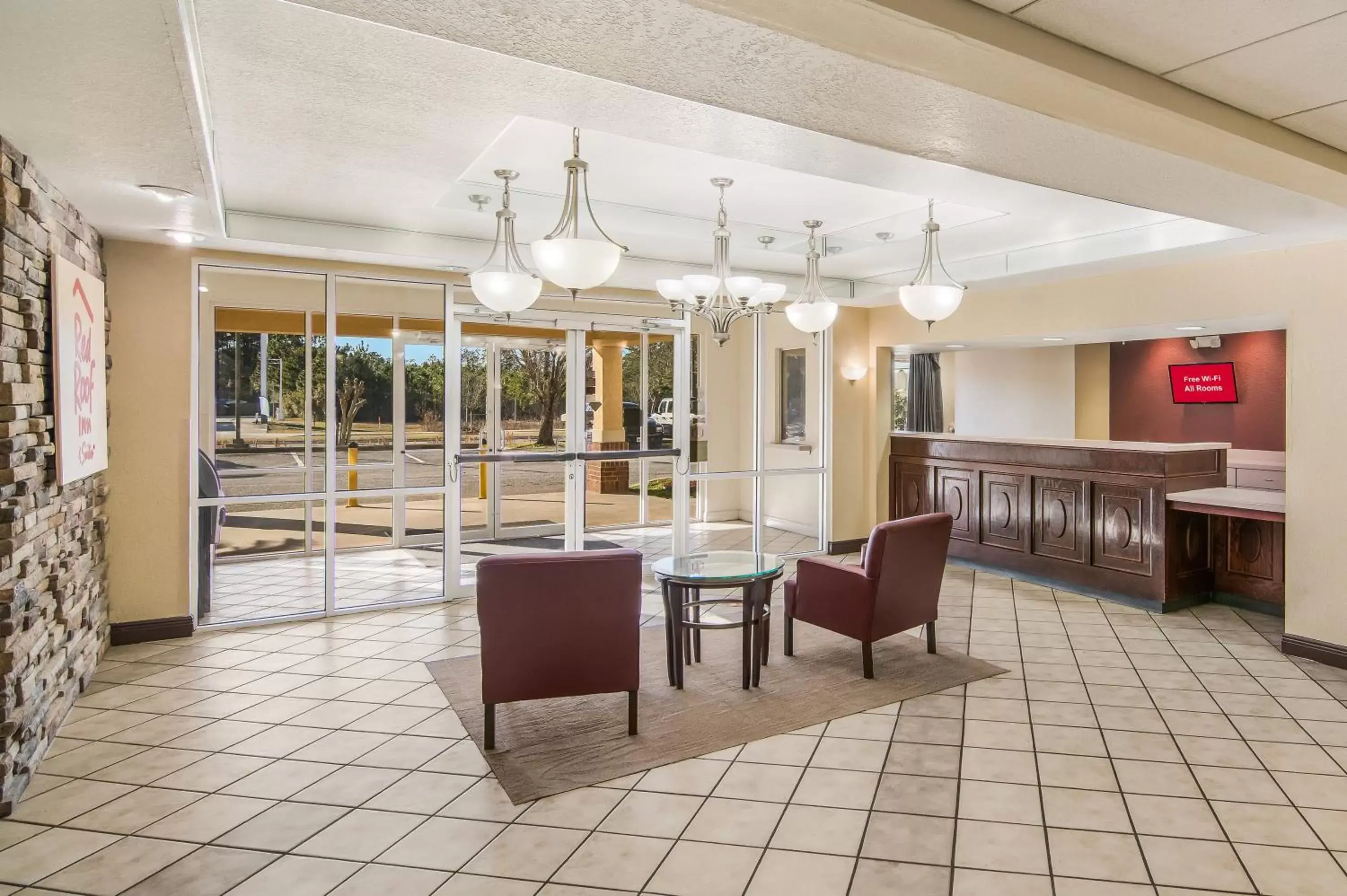 Lobby or reception, Restaurant/Places to Eat in Red Roof Inn & Suites Pensacola East - Milton