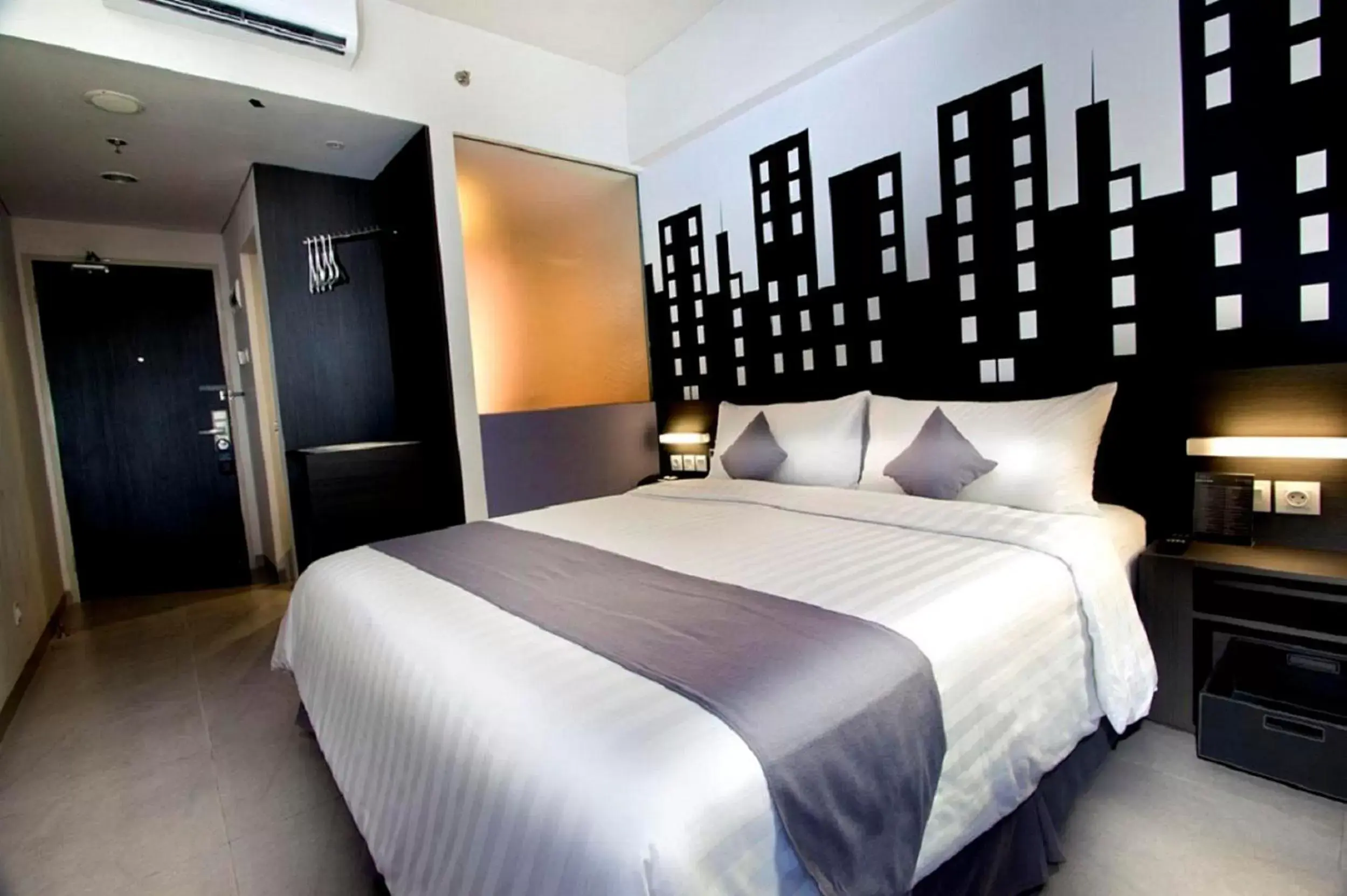 Photo of the whole room, Bed in Neo Hotel Tendean Jakarta by ASTON