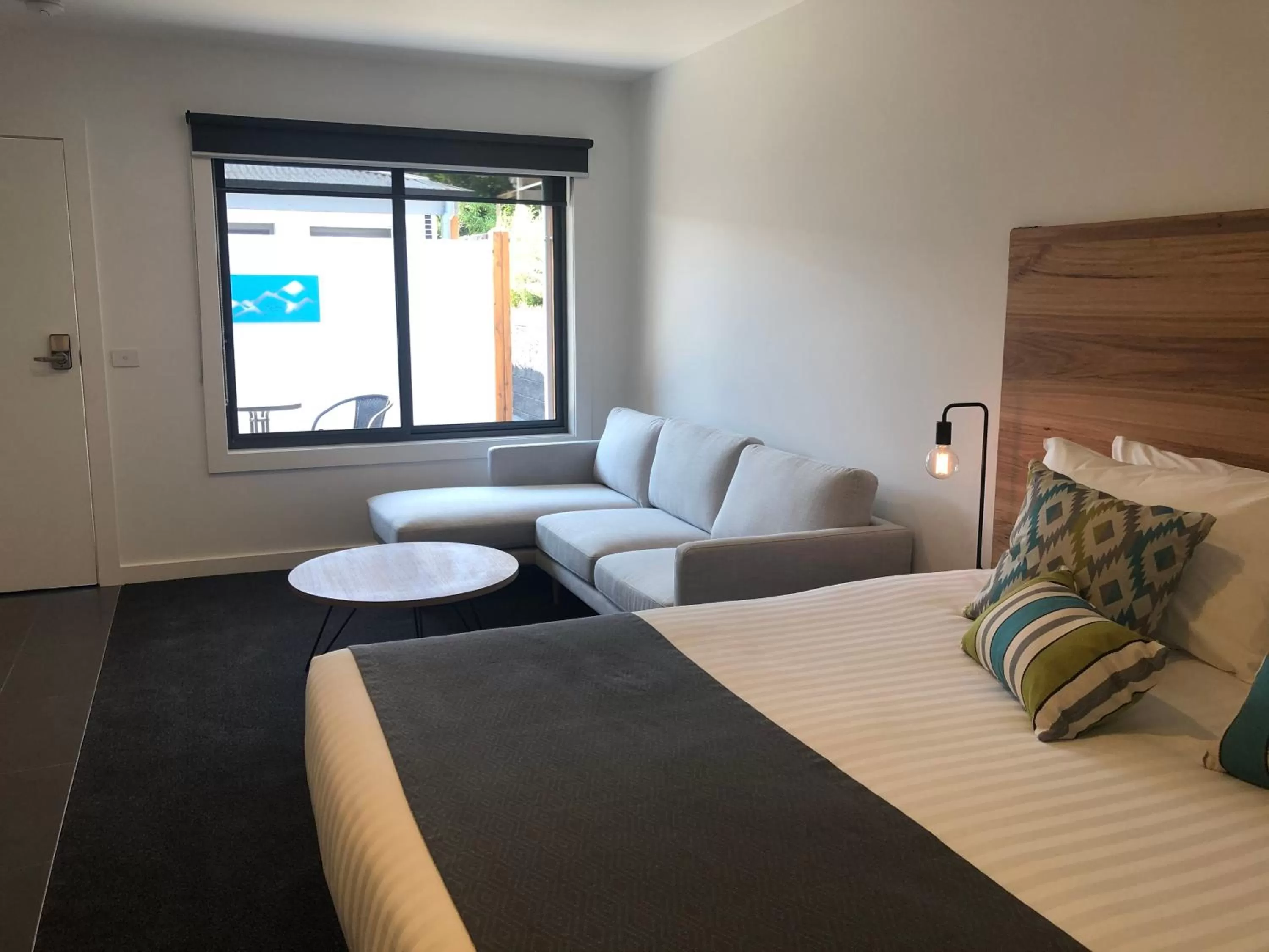 Seating area, Bed in Bright Colonial Motel