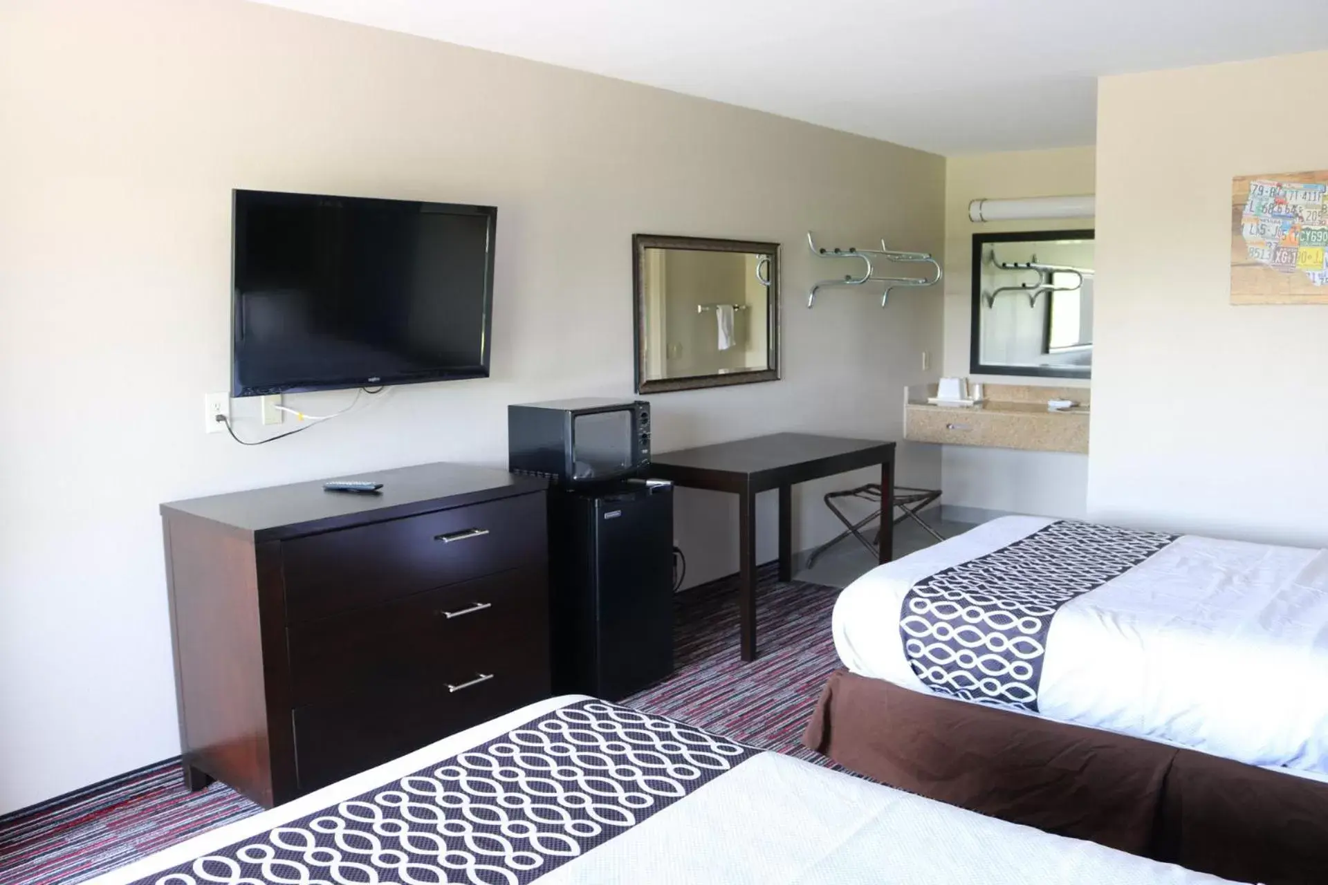Bed, TV/Entertainment Center in Econo Lodge Inn & Suites