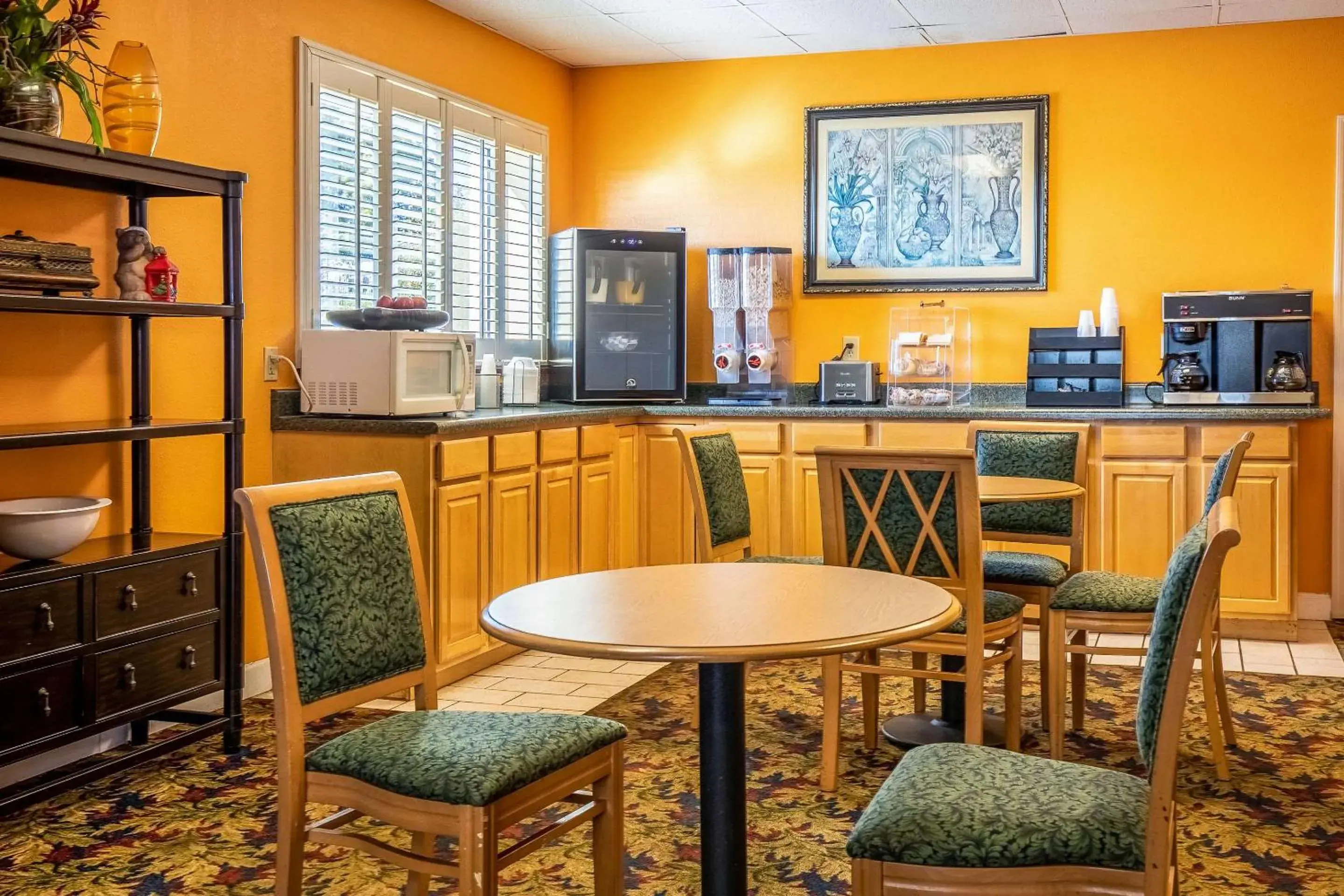 Restaurant/places to eat in Econo Lodge Knoxville