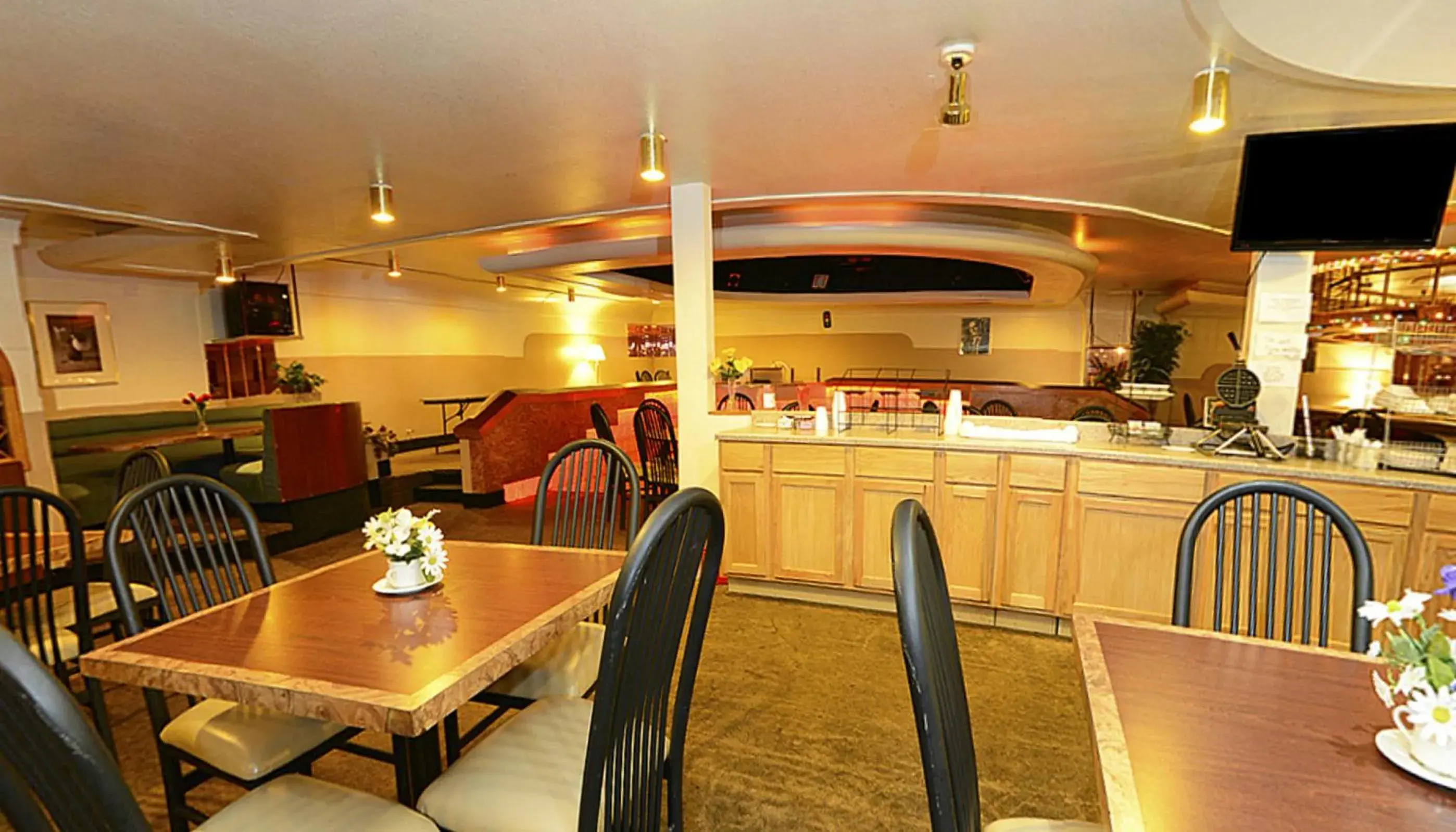 Lounge or bar, Restaurant/Places to Eat in Howard Johnson by Wyndham Benton Harbor