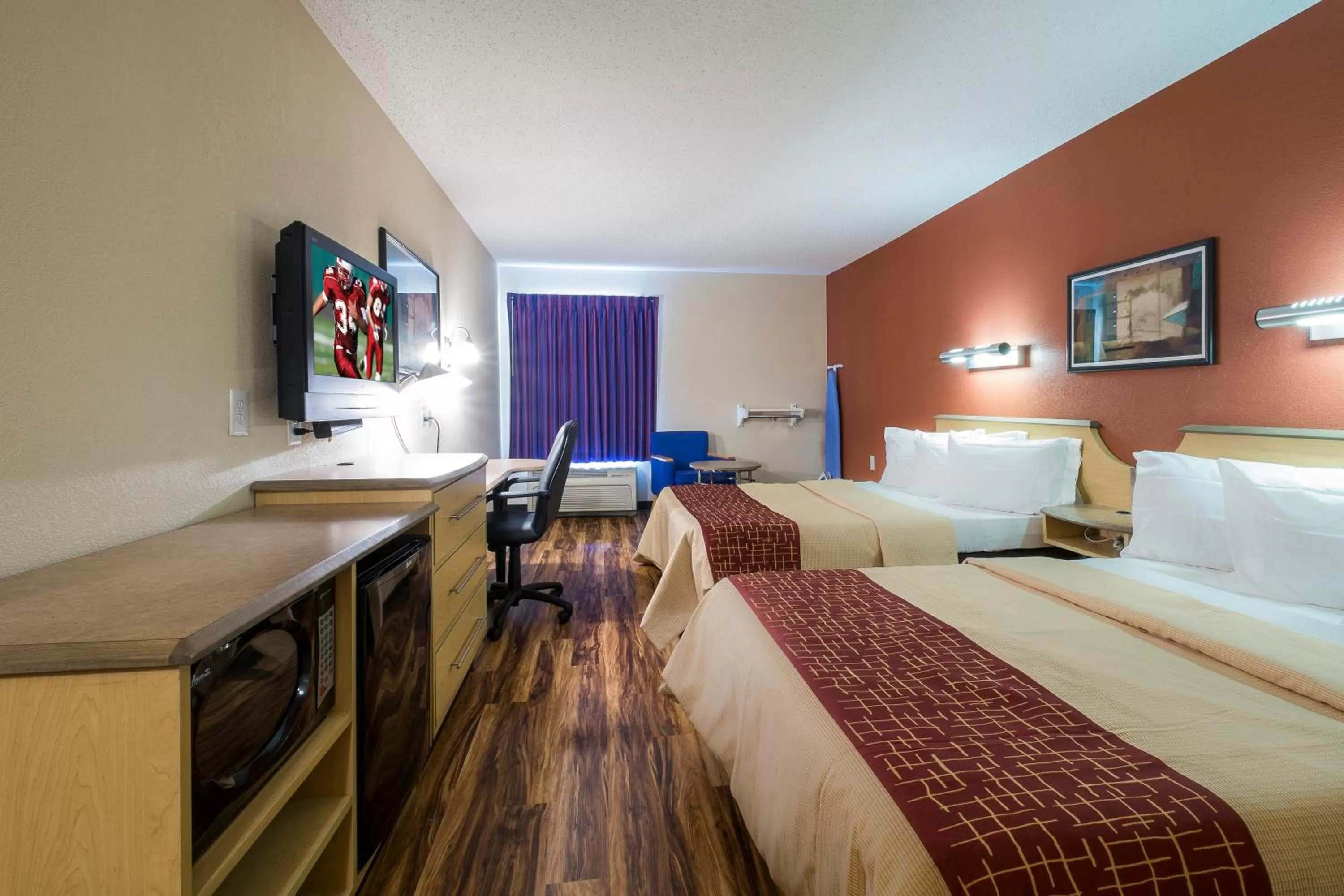 Photo of the whole room, Bed in Red Roof Inn & Suites Philadelphia - Bellmawr